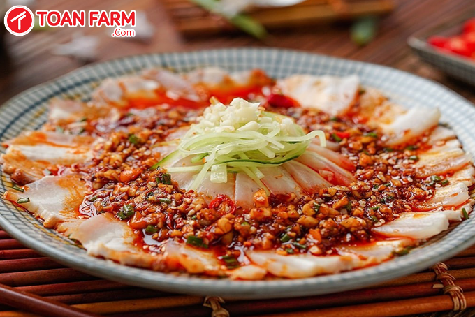 Thịt ba chỉ luộc sốt tỏi cay