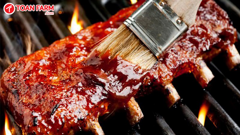 Để bề mặt sườn vàng đều và không bị cháy bạn quét nước sốt BBQ lên trong khi nướng