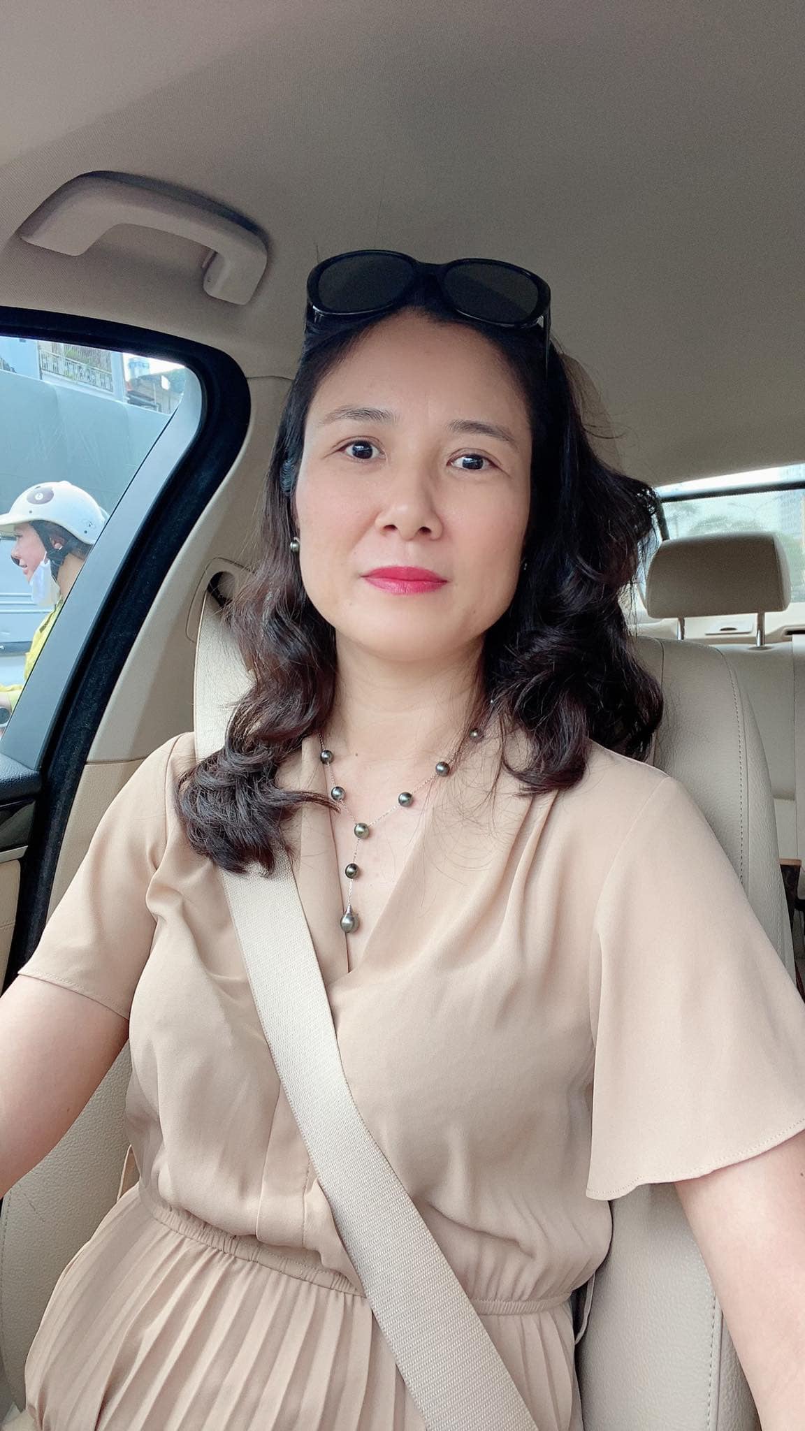 Bộ Sưu Tập Ảnh Phụ Nữ Thanh Lịch Đeo Ngọc Trai