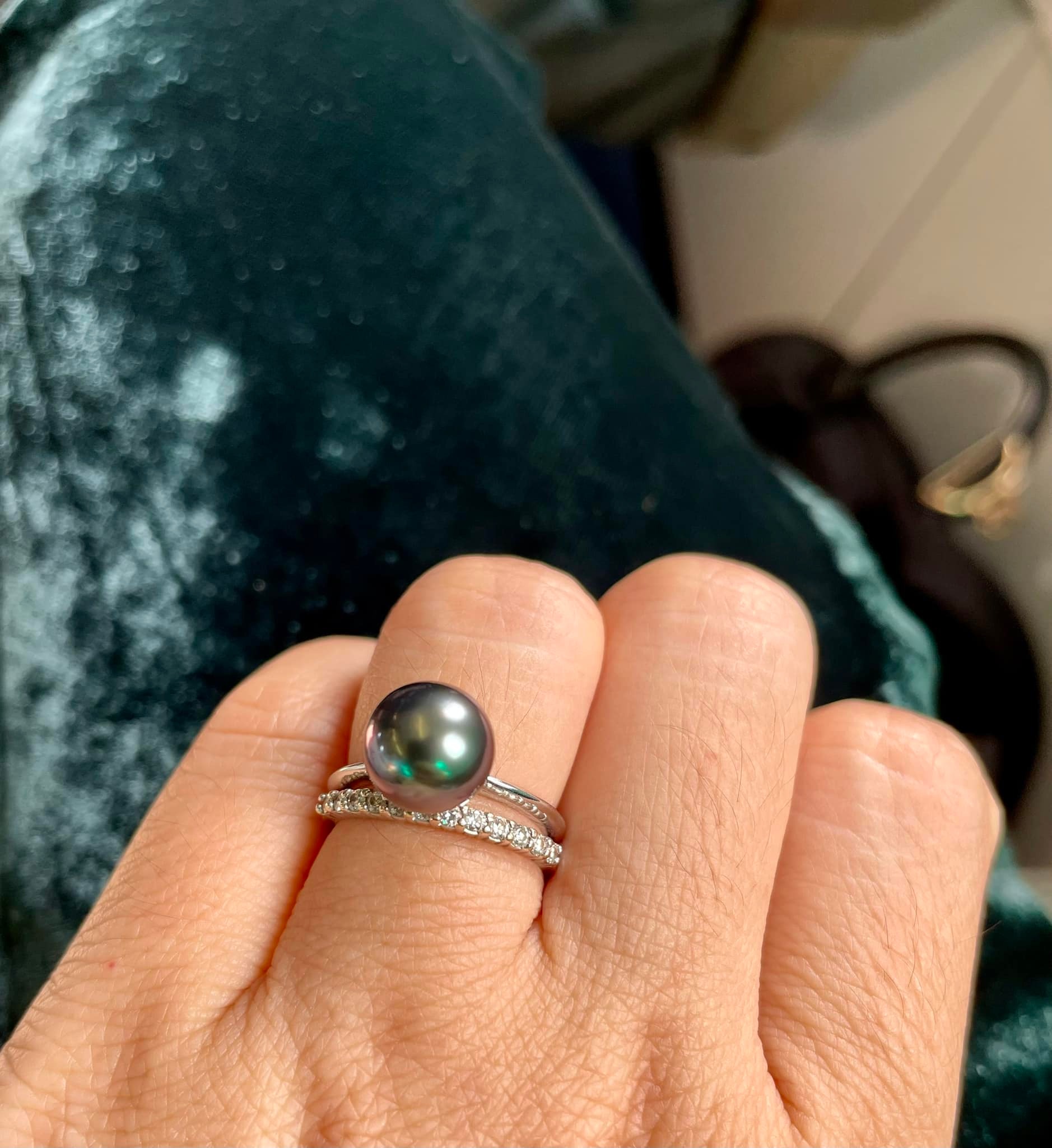 Nhẫn ngọc trai tahiti sắc lông công