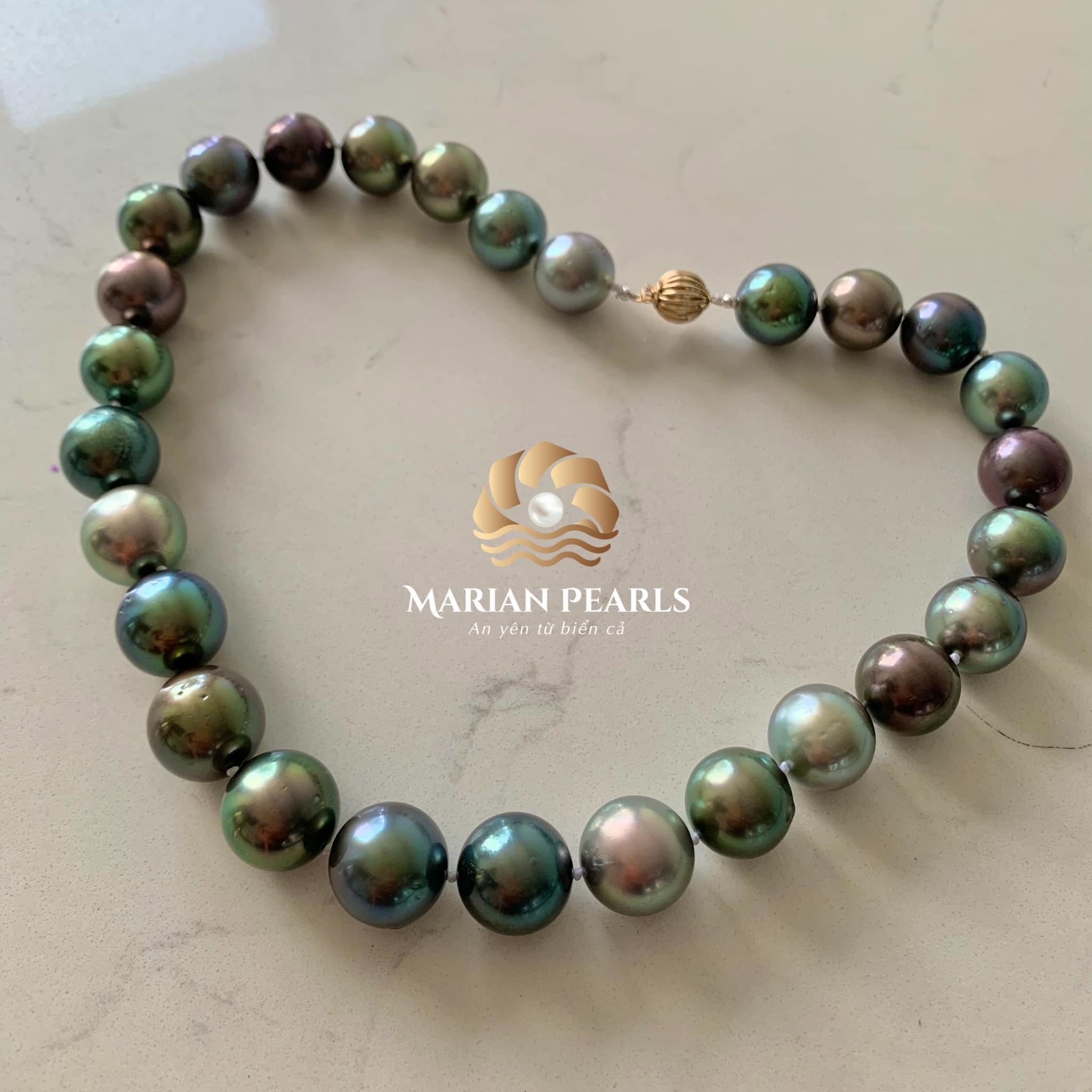 Với trang sức ngọc trai, sự đơn giản của thiết kế càng tôn lên vẻ thuần khiết của ngọc trai.