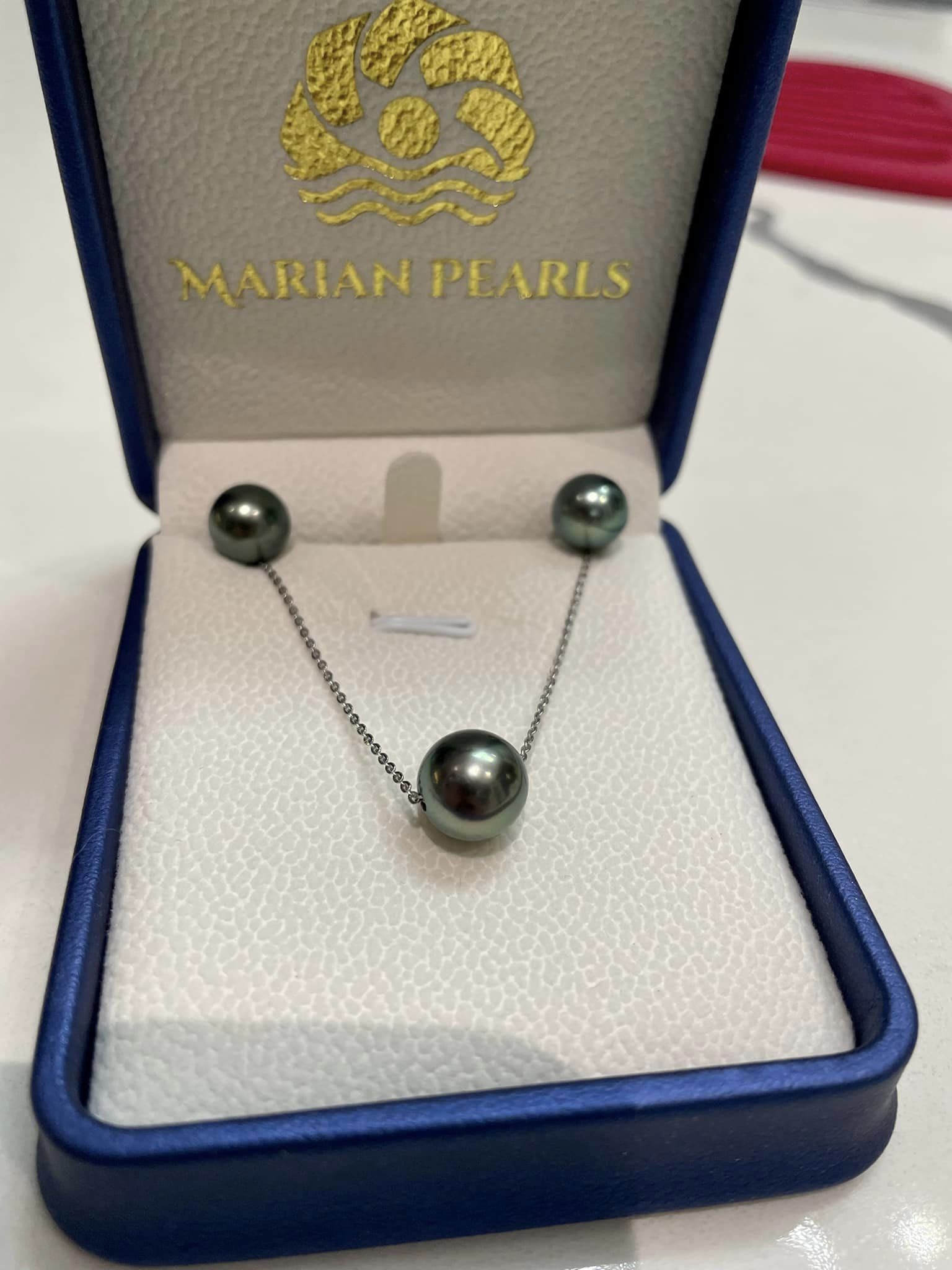 Với trang sức ngọc trai, sự đơn giản của thiết kế càng tôn lên vẻ thuần khiết của ngọc trai.