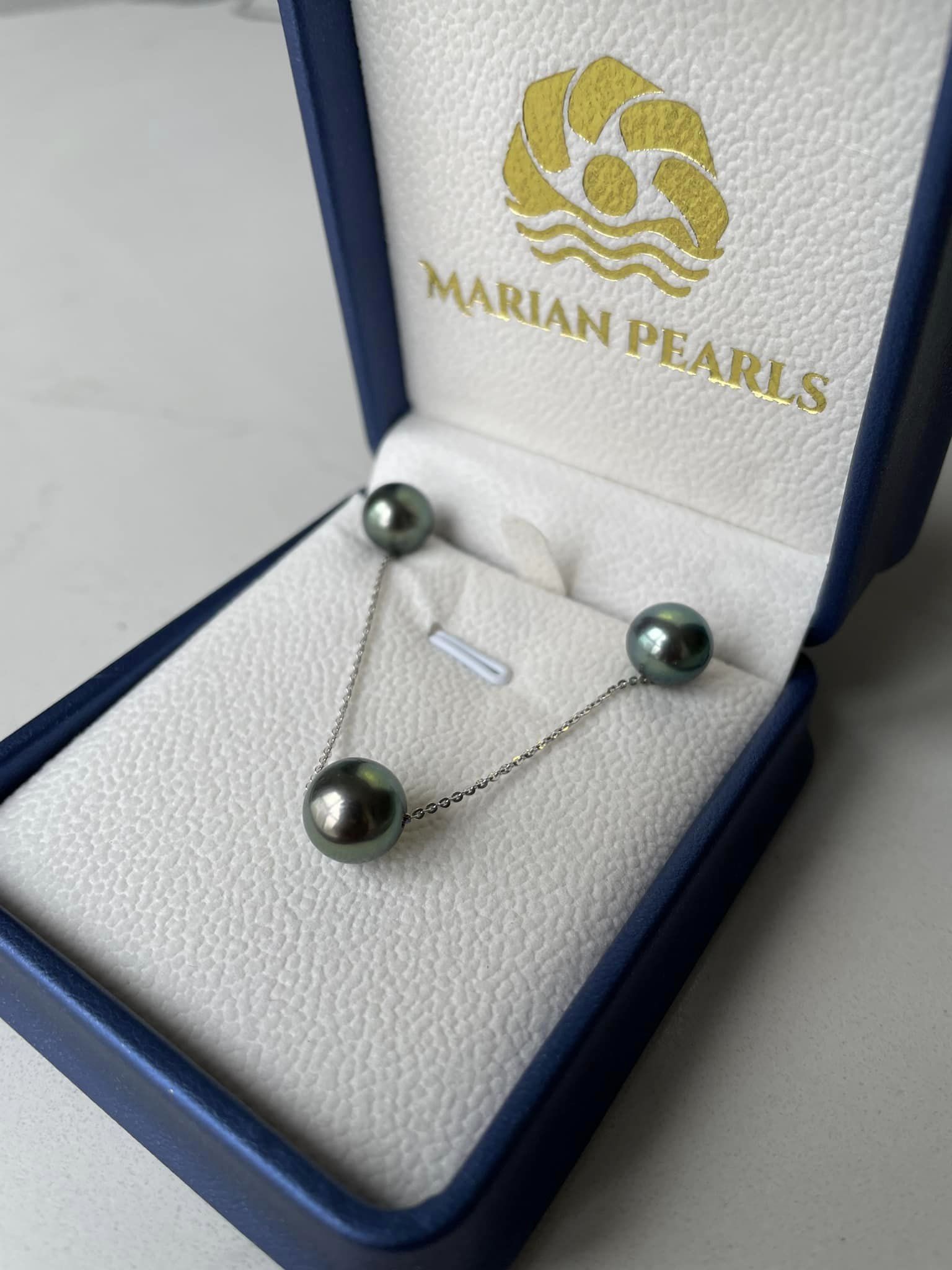 Với trang sức ngọc trai, sự đơn giản của thiết kế càng tôn lên vẻ thuần khiết của ngọc trai.