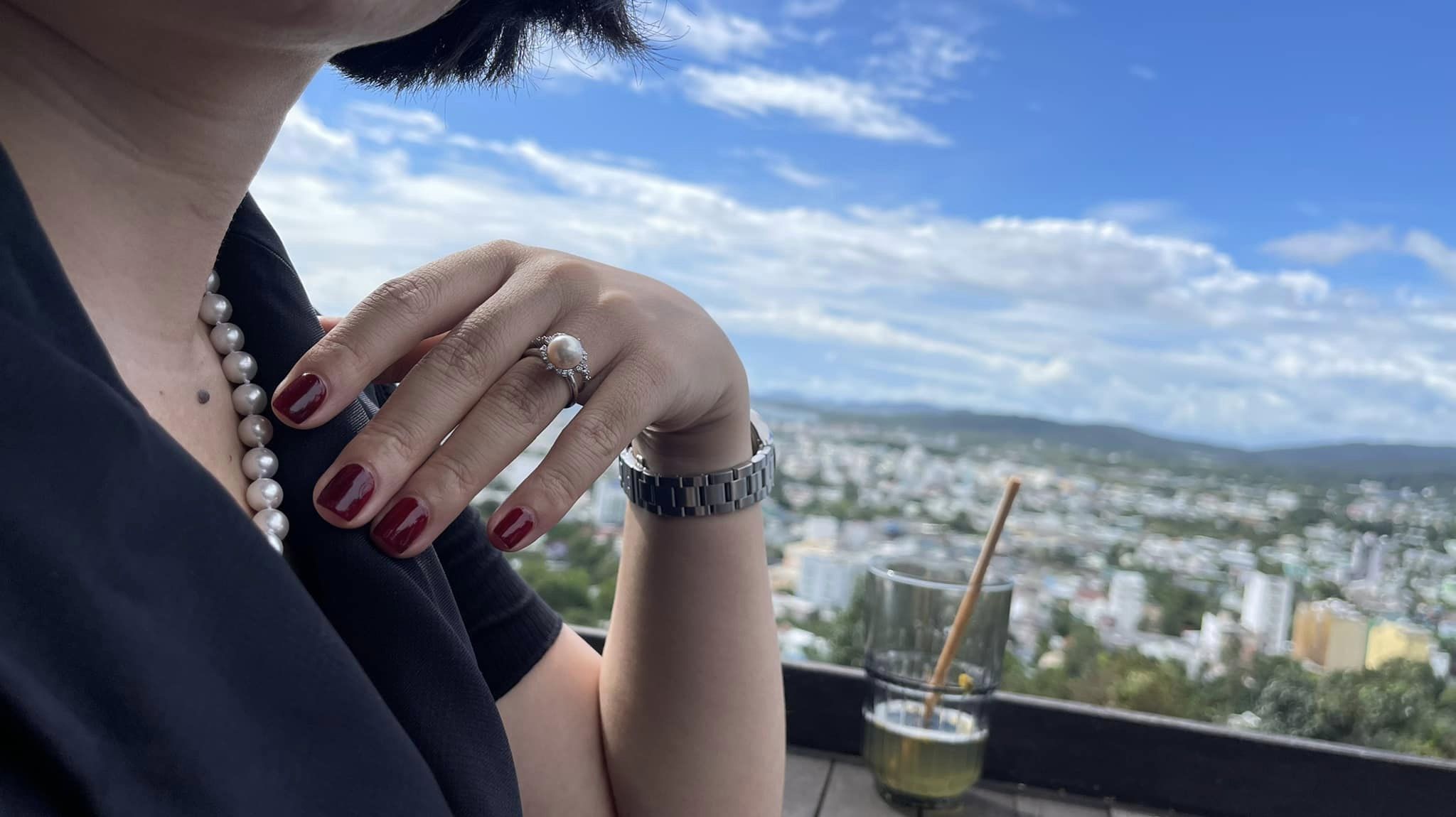 Bộ Sưu Tập Ảnh Phụ Nữ Thanh Lịch Đeo Ngọc Trai