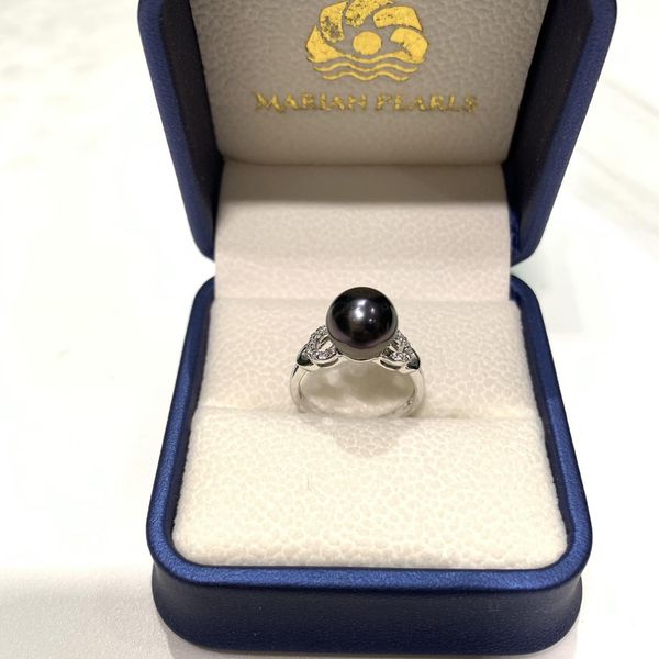 Nhẫn ngọc trai đen tahiti đơn giản tinh tế.