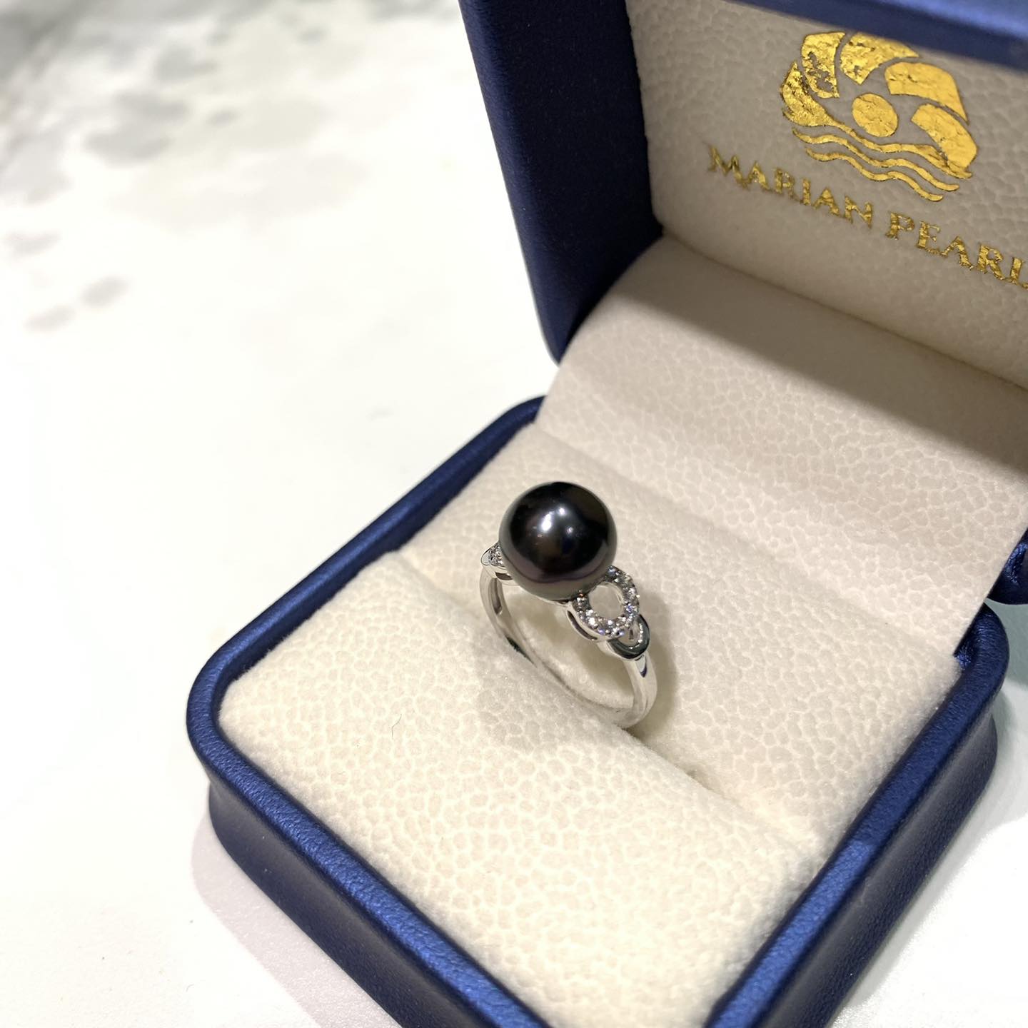 Nhẫn ngọc trai đen tahiti đơn giản tinh tế.