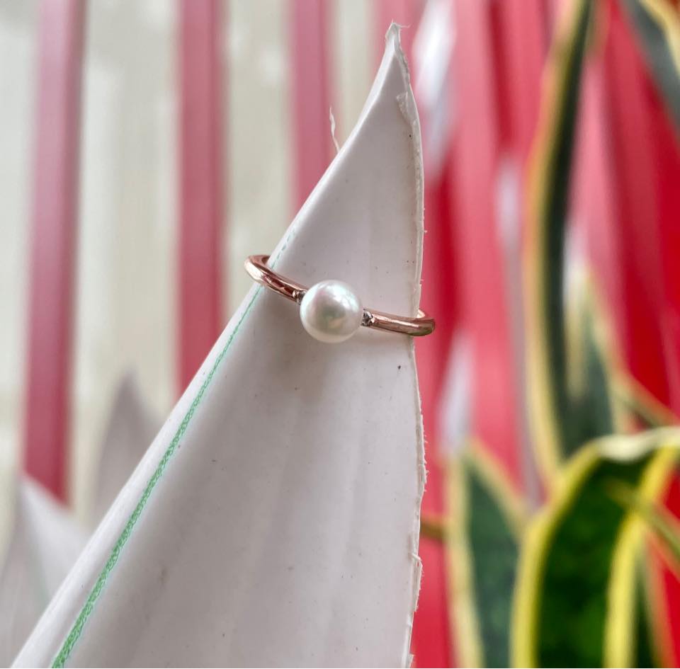 Một chiếc nhẫn vàng hồng thiết kế đơn giản gắn viên ngọc trai akoya 6mm tròn trịa bóng bảy nhất!