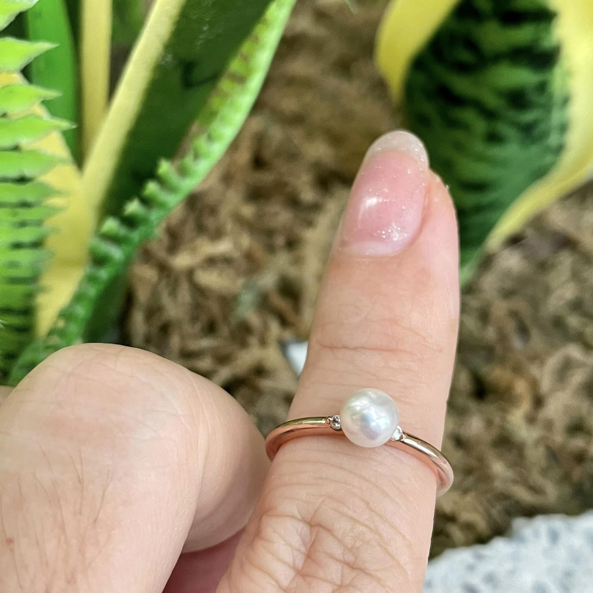 Một chiếc nhẫn vàng hồng thiết kế đơn giản gắn viên ngọc trai akoya 6mm