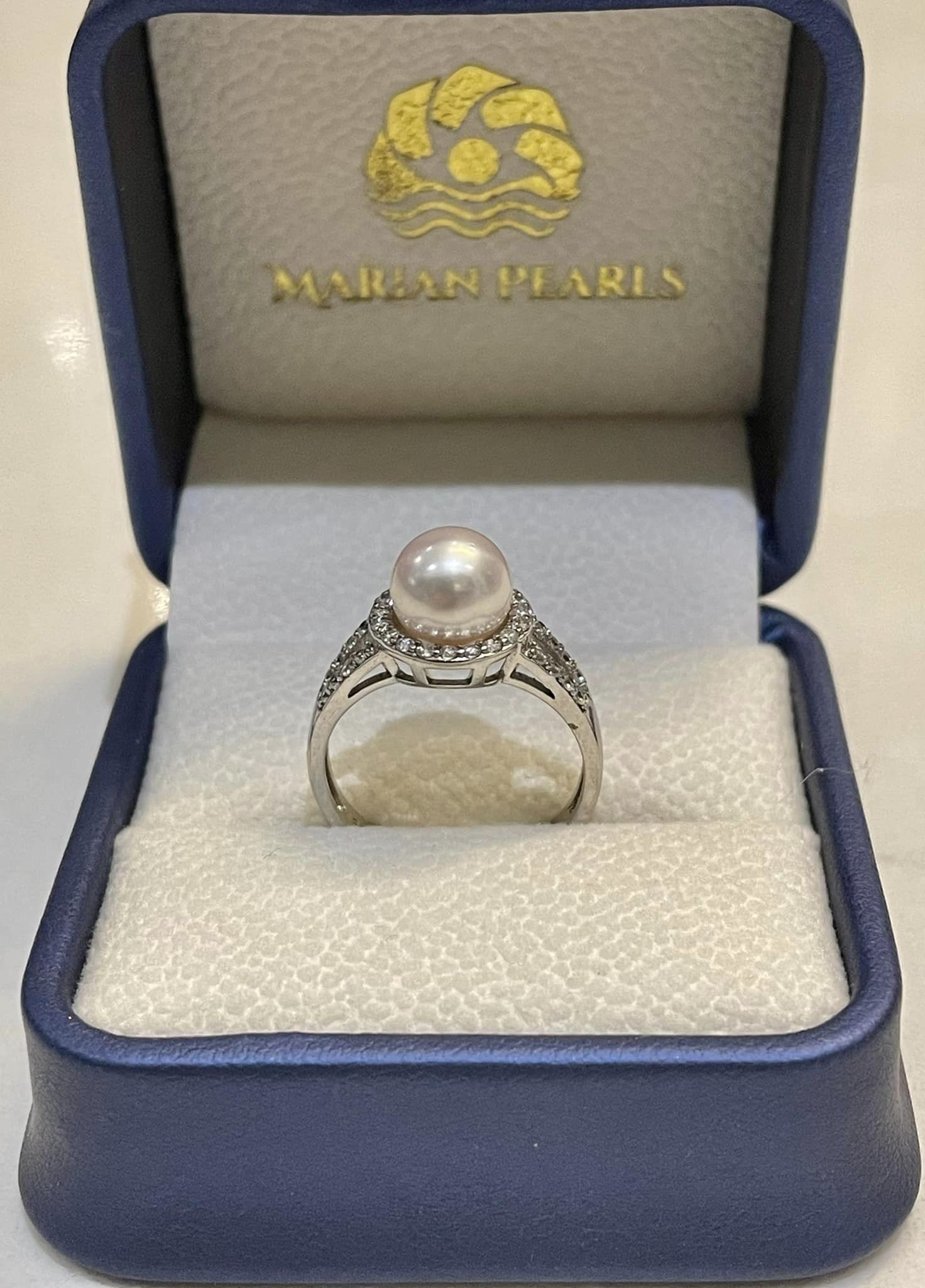 thiết kế viền đá lấp lánh ôm lấy viên ngọc sáng bóng như gương.