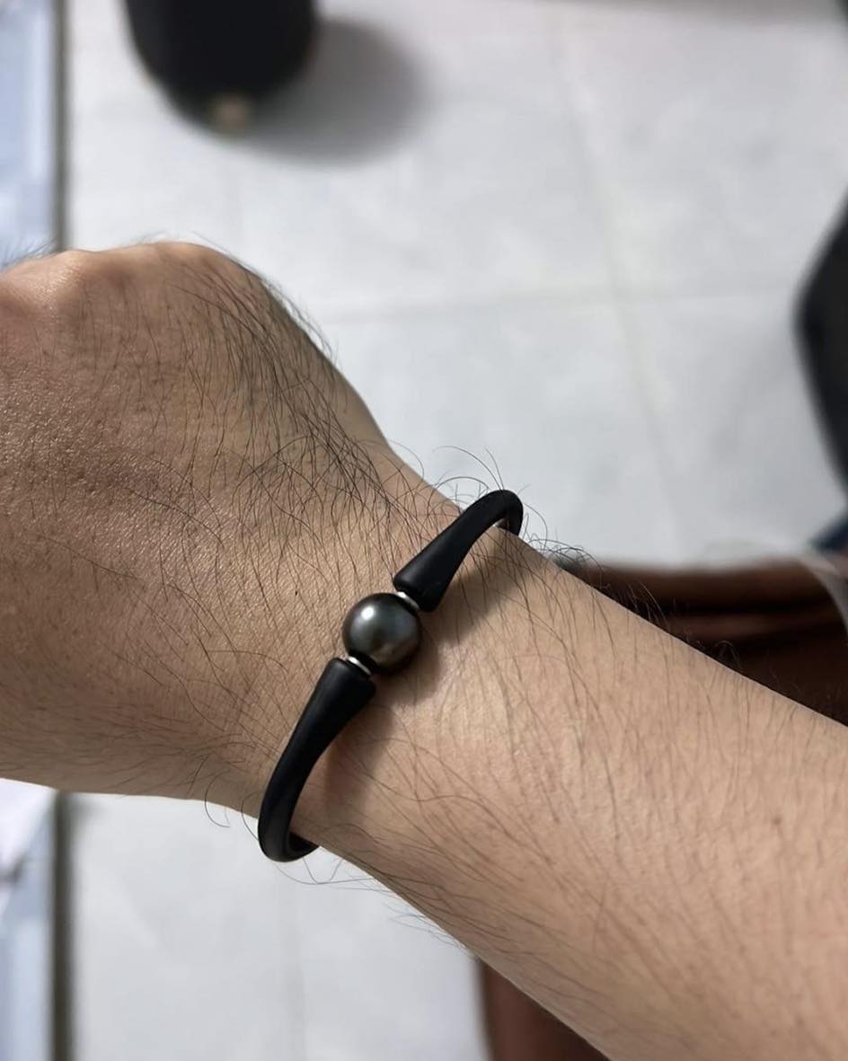 những viên ngọc trai đen đầy uy quyền