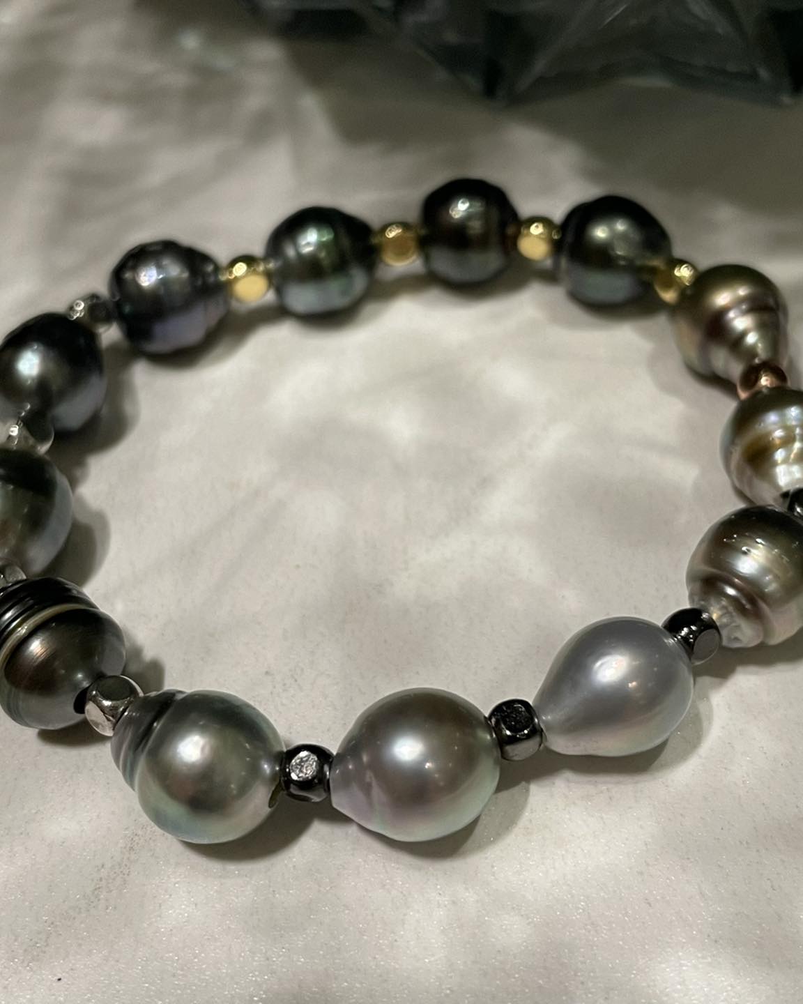 những viên ngọc trai đen đầy uy quyền