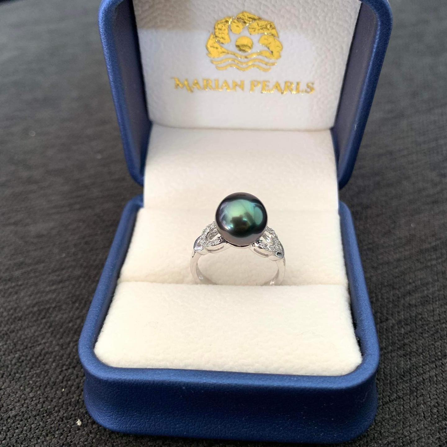 Một chiếc nhẫn ngọc trai tahiti ánh xanh lông công