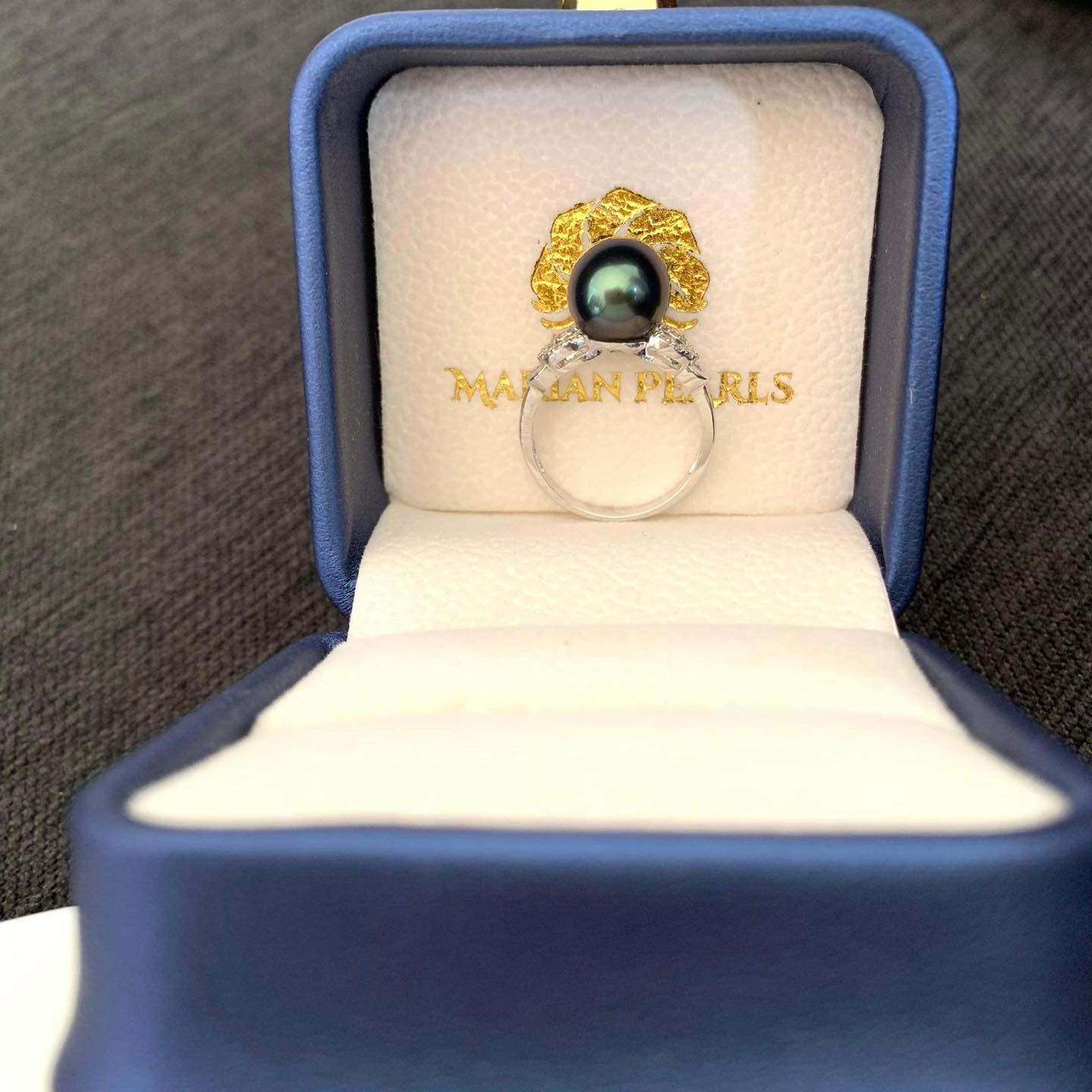 Một chiếc nhẫn ngọc trai tahiti ánh xanh lông công