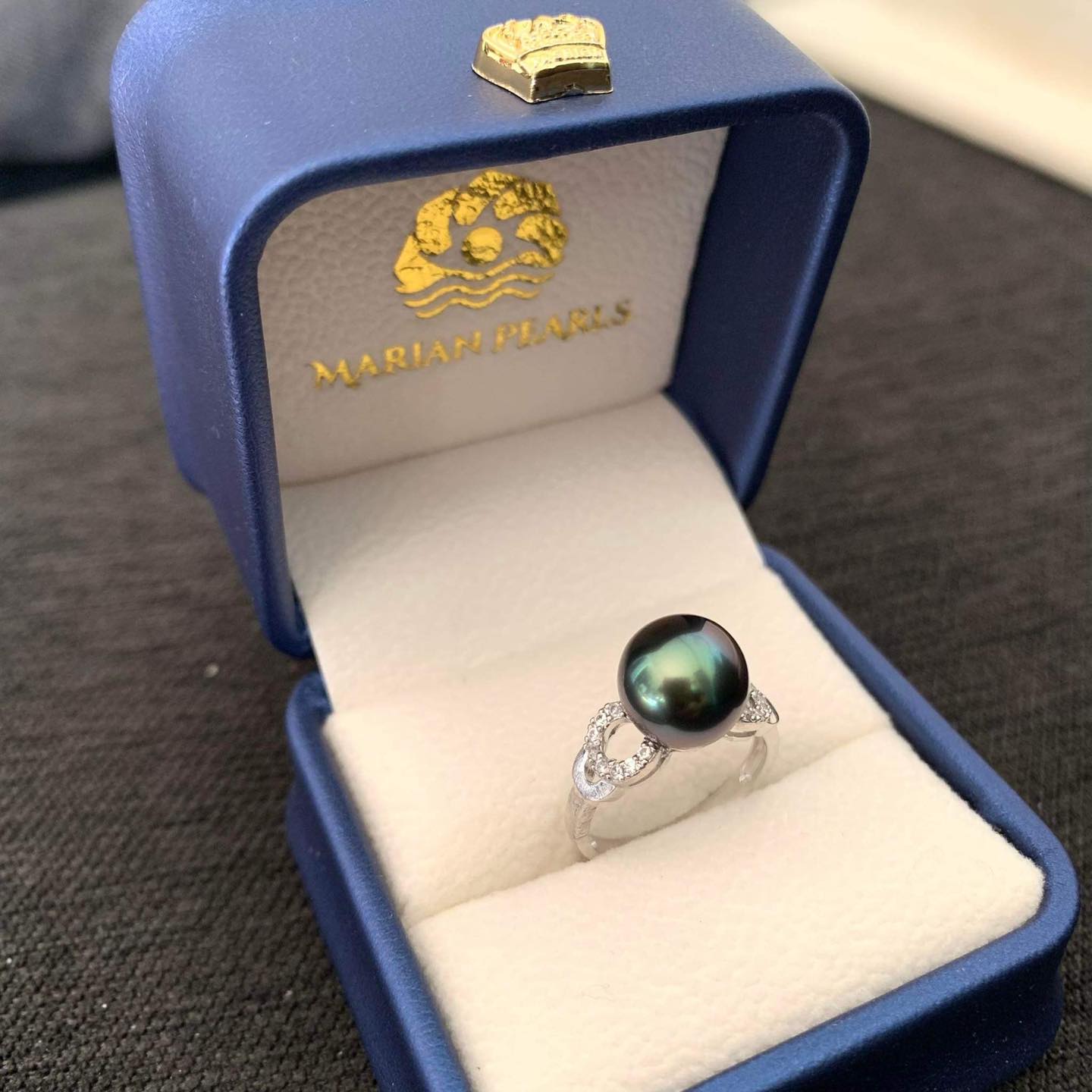Một chiếc nhẫn ngọc trai tahiti ánh xanh lông công