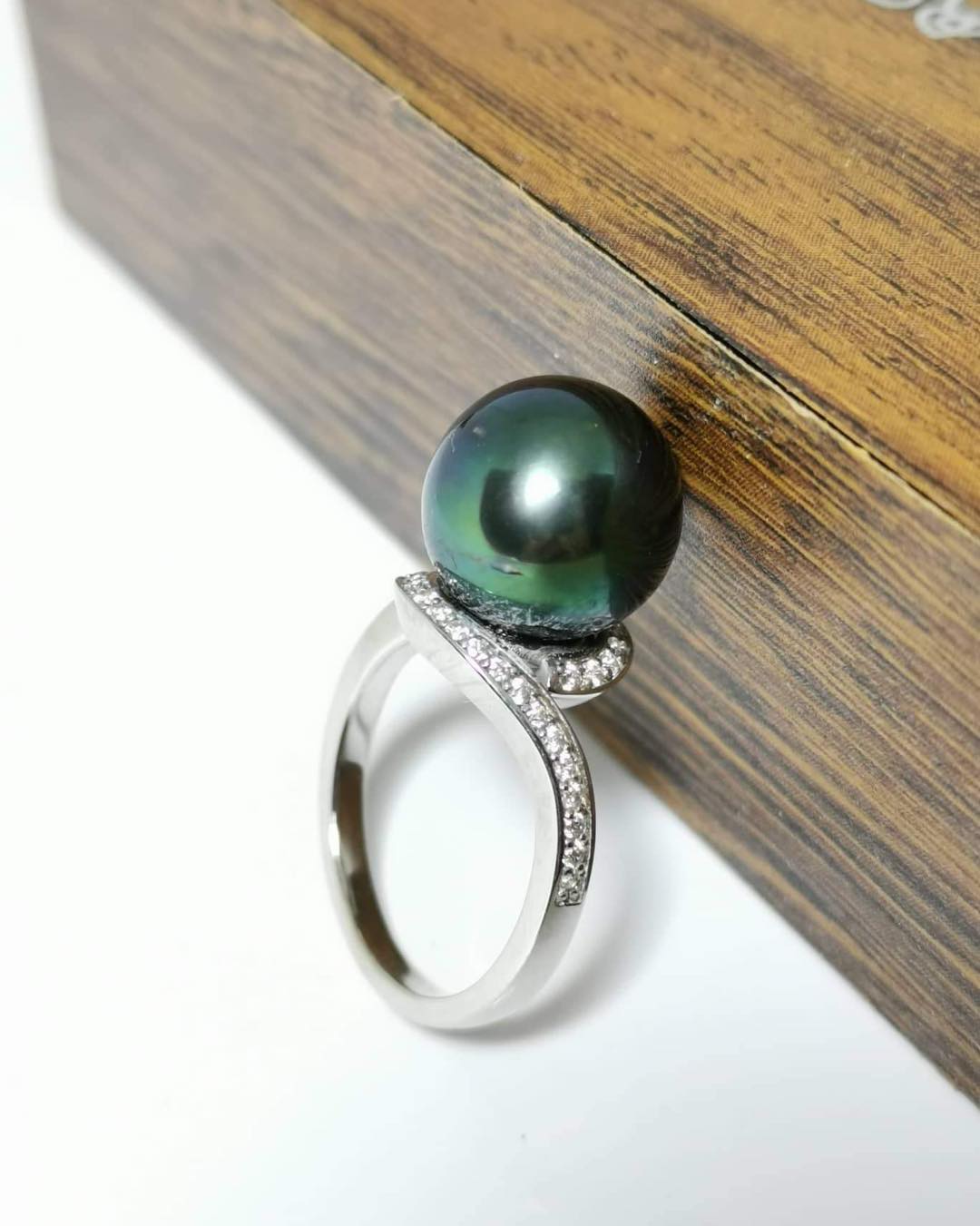 Nhẫn Ngọc Trai Nữ: Vẻ Đẹp Vĩnh Cửu