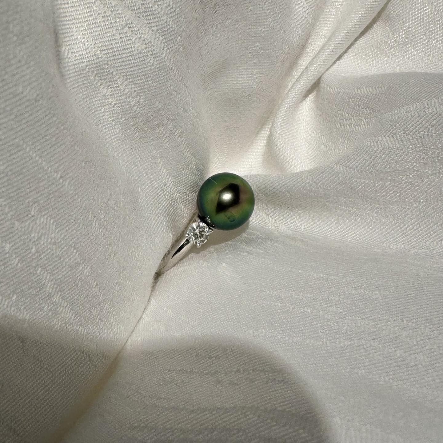 Đeo Nhẫn Ngọc Trai Sao Cho Bền: Bí Mật Giữ Gìn Vẻ Đẹp