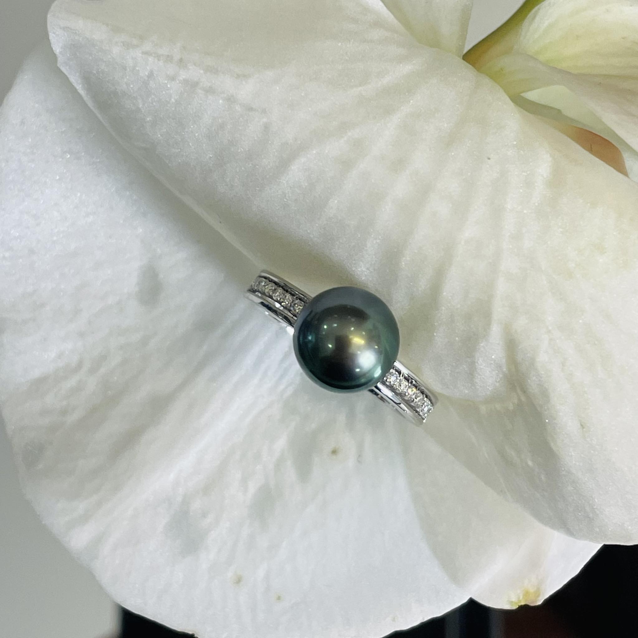 Nhẫn Cầu Hôn Ngọc Trai: Biểu Tượng Của Tình Yêu