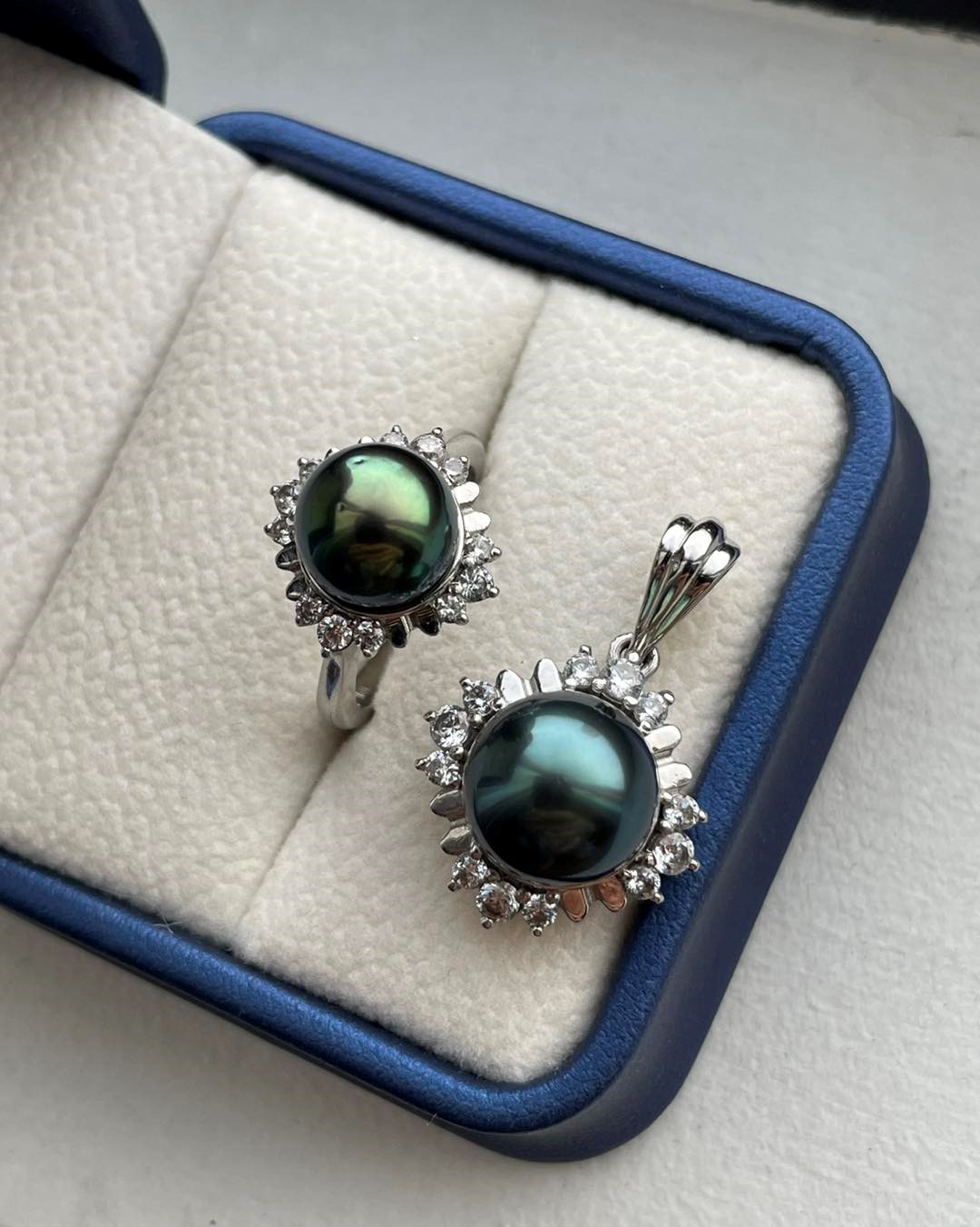 Bộ nhẫn và mặt dây chuyền ngọc trai Tahiti