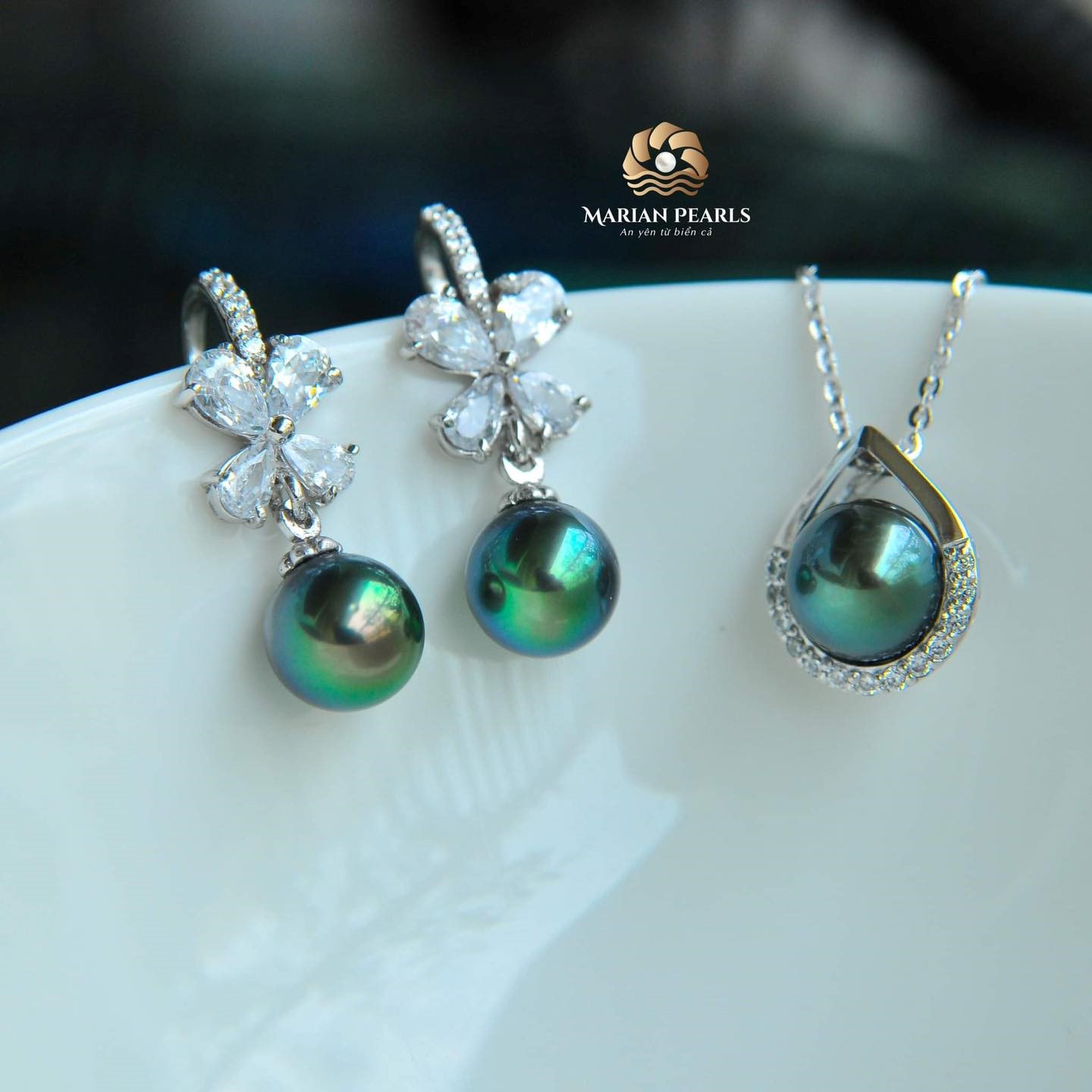 Bộ trang sức gồm bông tai ngọc trai và dây chuyền