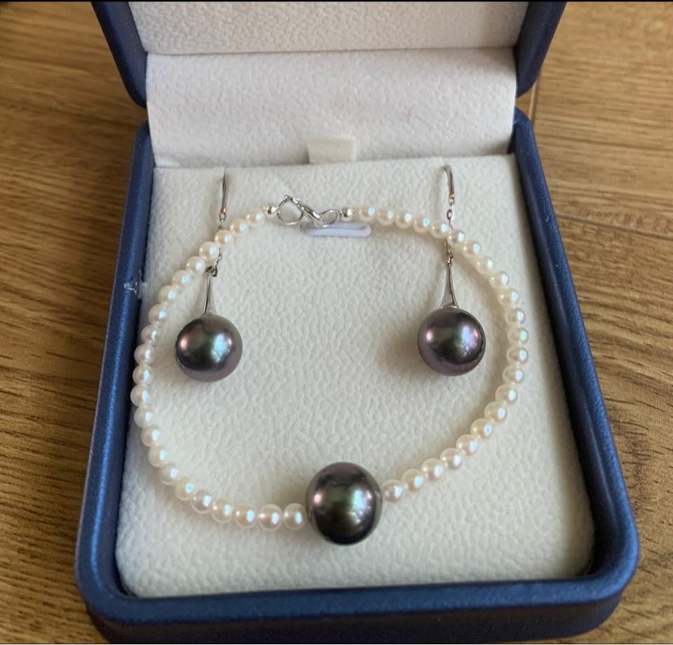 Bộ trang sức gồm vòng tay và bông tai ngọc trai Tahiti