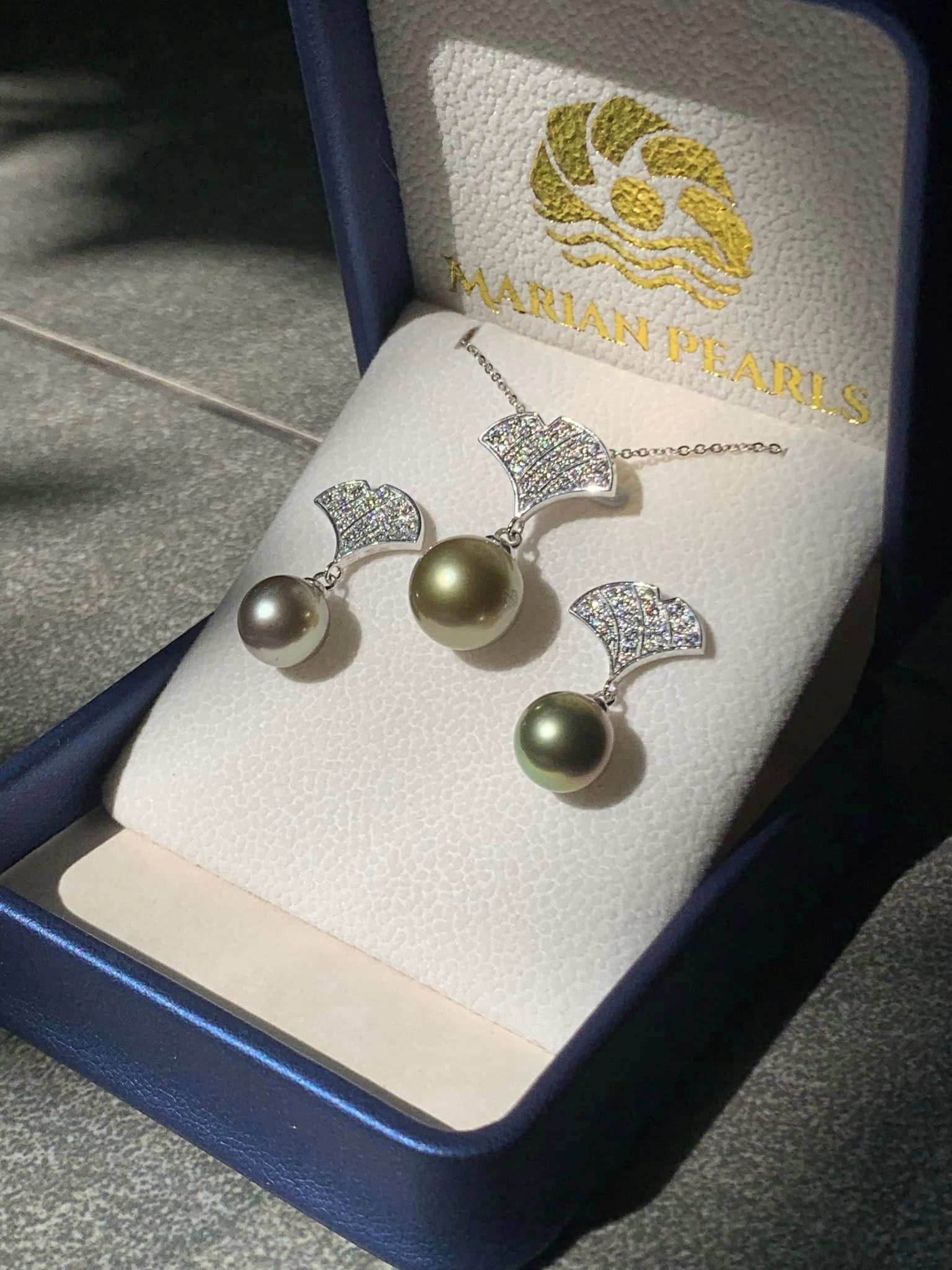 Bộ trang sức ngọc trai cùng cảm hứng từ hoa rẻ quạt