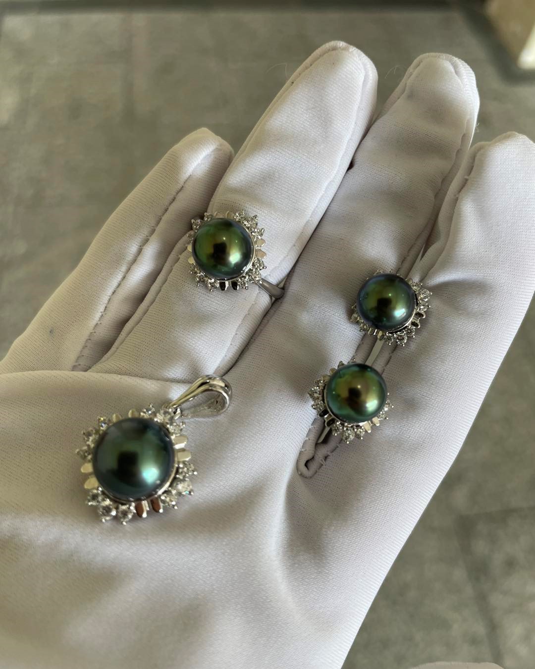 Bộ trang sức ngọc trai Tahiti cảm hứng từ vẻ đẹp mặt trời