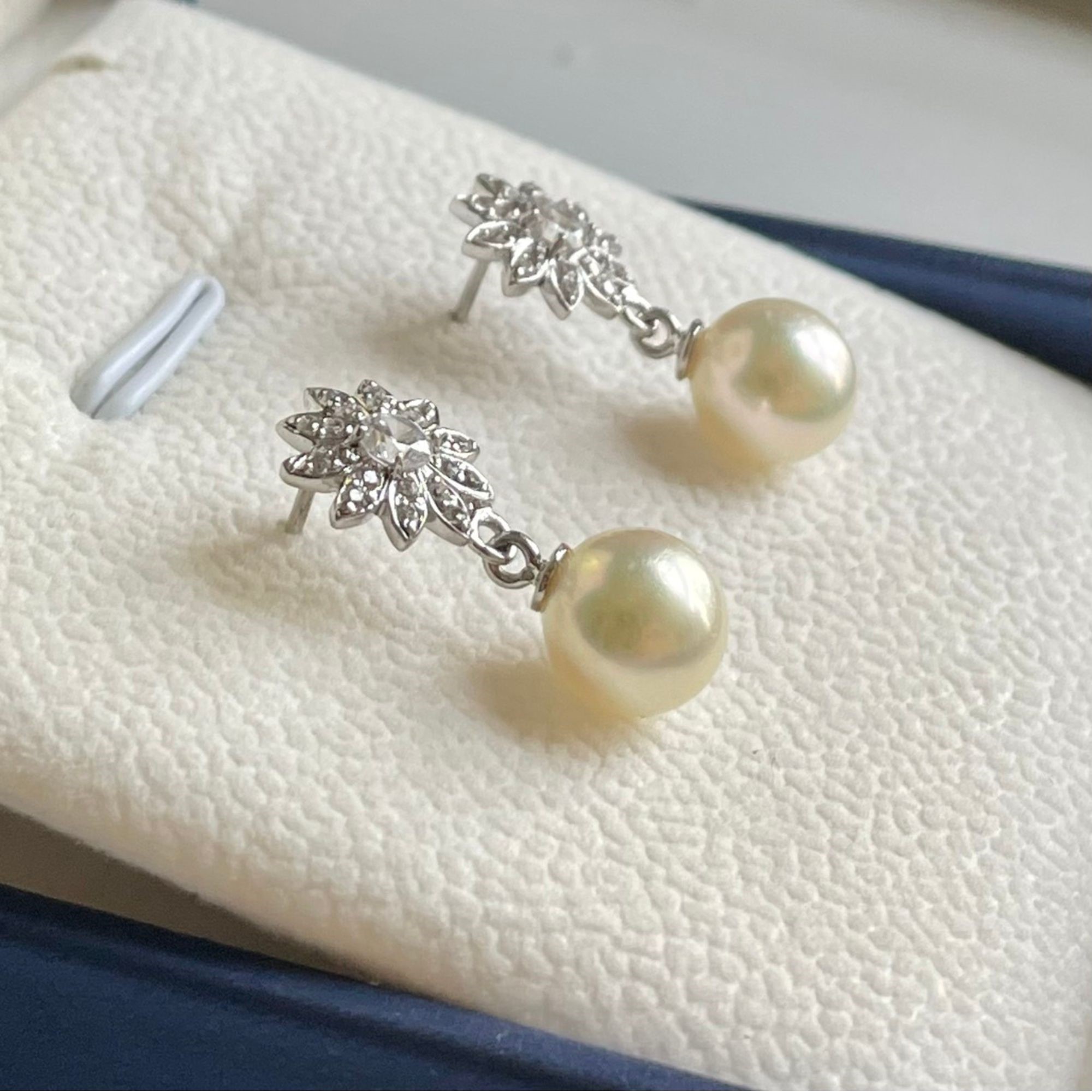 Bông Tai Ngọc Trai Akoya 8mm Màu Trắng Bạc Cùng Móc Vàng Trắng 10k Gắn Kim