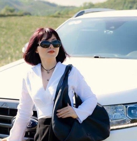 Choker ngọc trai cùng áo cổ chữ V