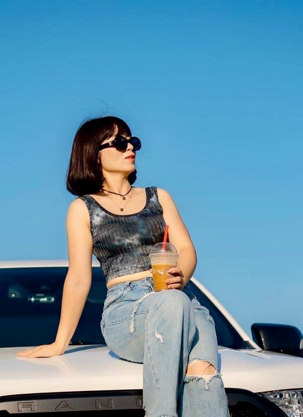 Choker ngọc trai cùng áo dây bản to