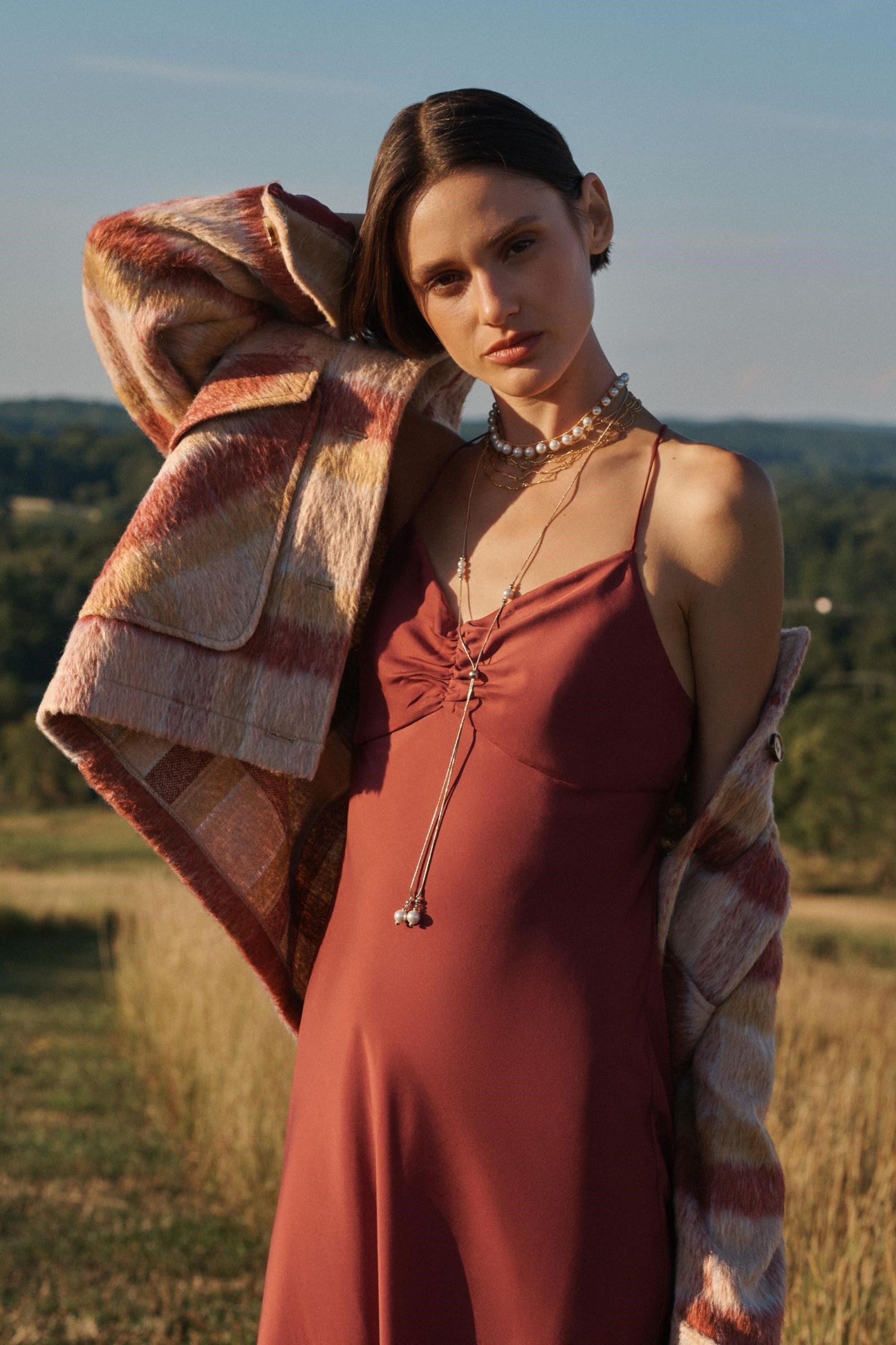 Choker ngọc trai cùng dây chuyền dài mang lại vẻ phóng khoáng