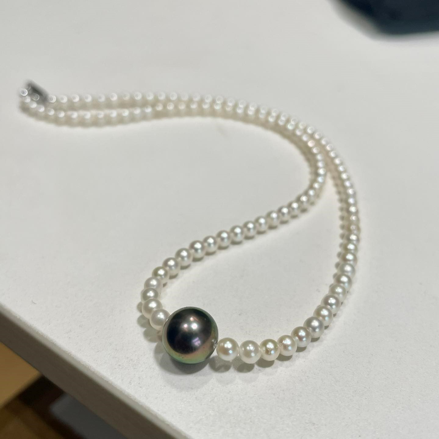 Choker ngọc trai với điểm nhấn là ngọc Tahiti cỡ lớn