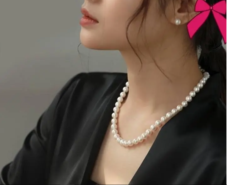 Chuỗi Ngọc Trai kết hợp cùng áo sơmi đen đơn giản làm tăng thêm sức cuốn hút cho người đeo mà không gây cảm giác già dặn.