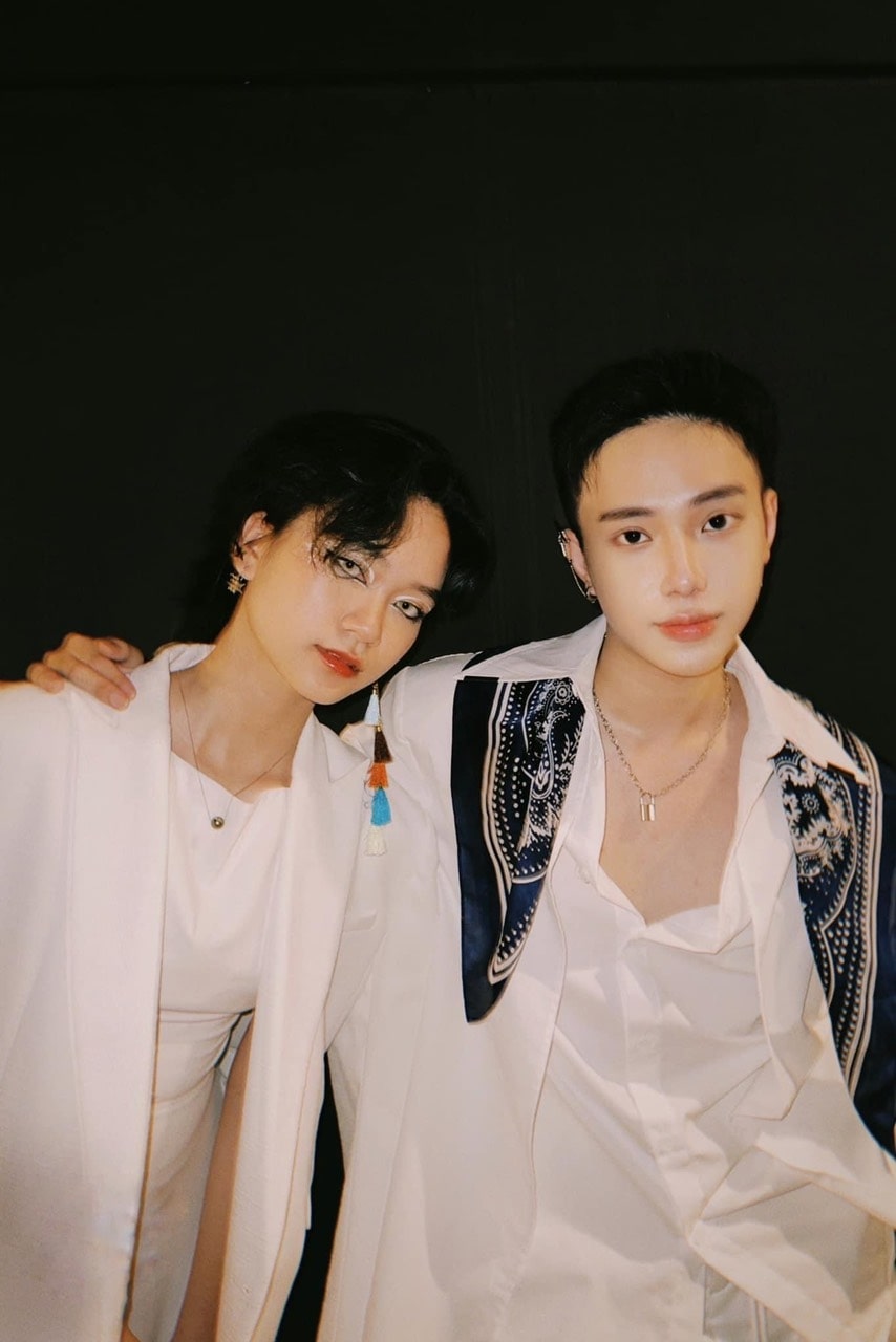 Dây chuyền ngọc trai cùng outfit tối giản