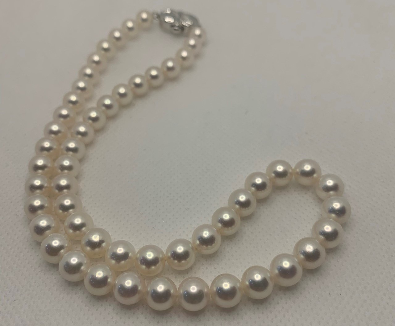 Chuỗi ngọc trai màu trắng truyền thống
