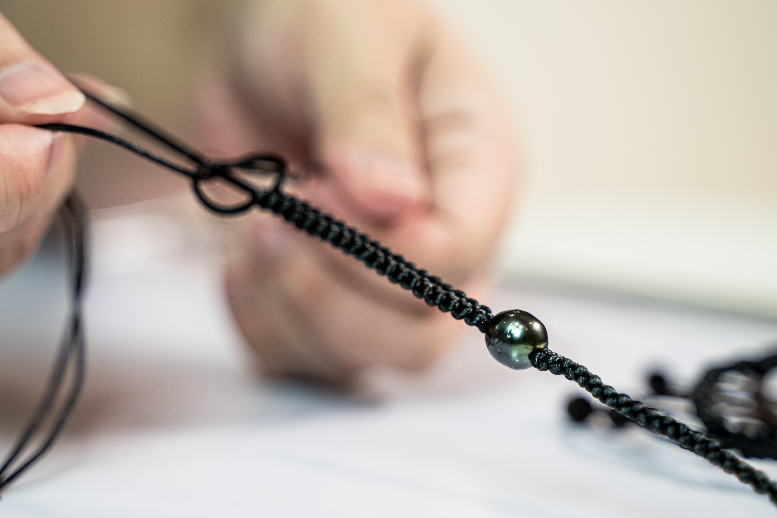 Tại sao vòng tay ngọc trai dây cotton wax tết thủ công độc đáo