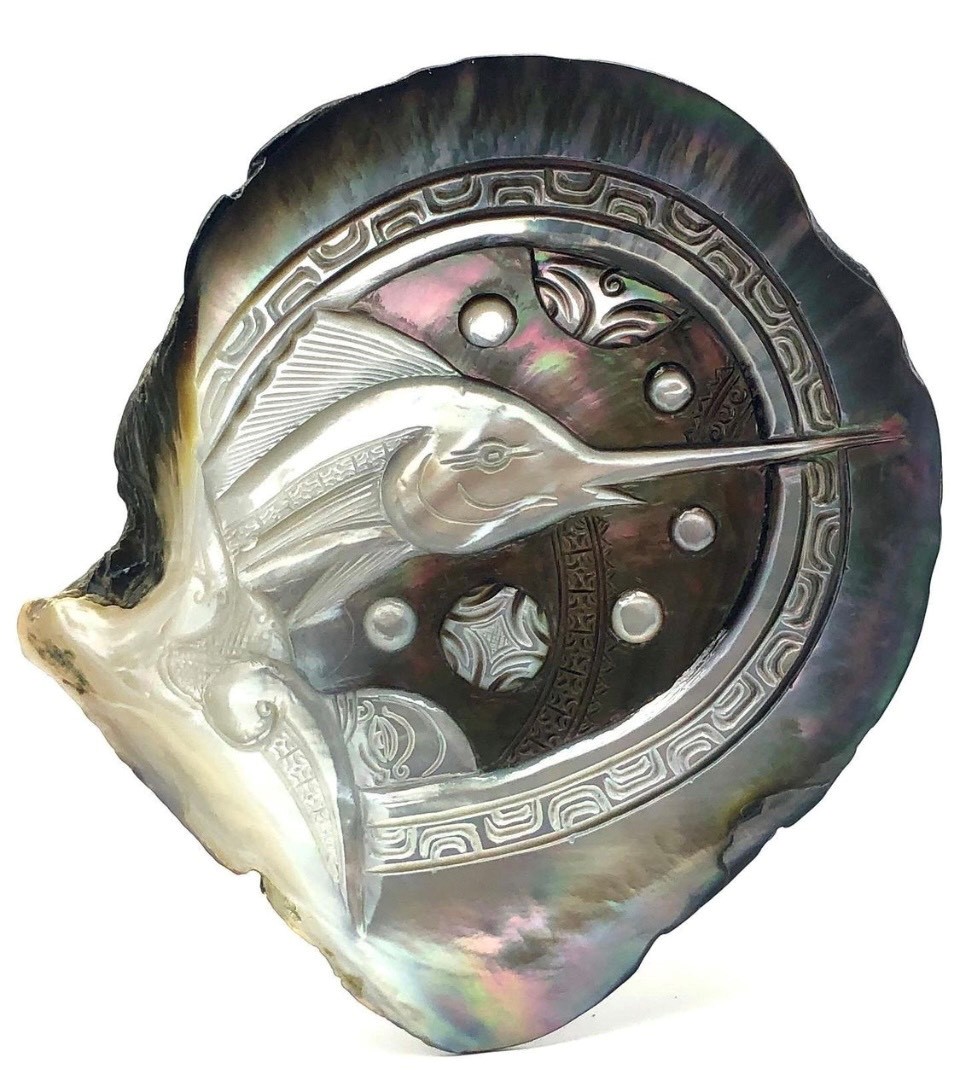 Vỏ hàu được mài khắc thành hình dùng làm đồ trang trí