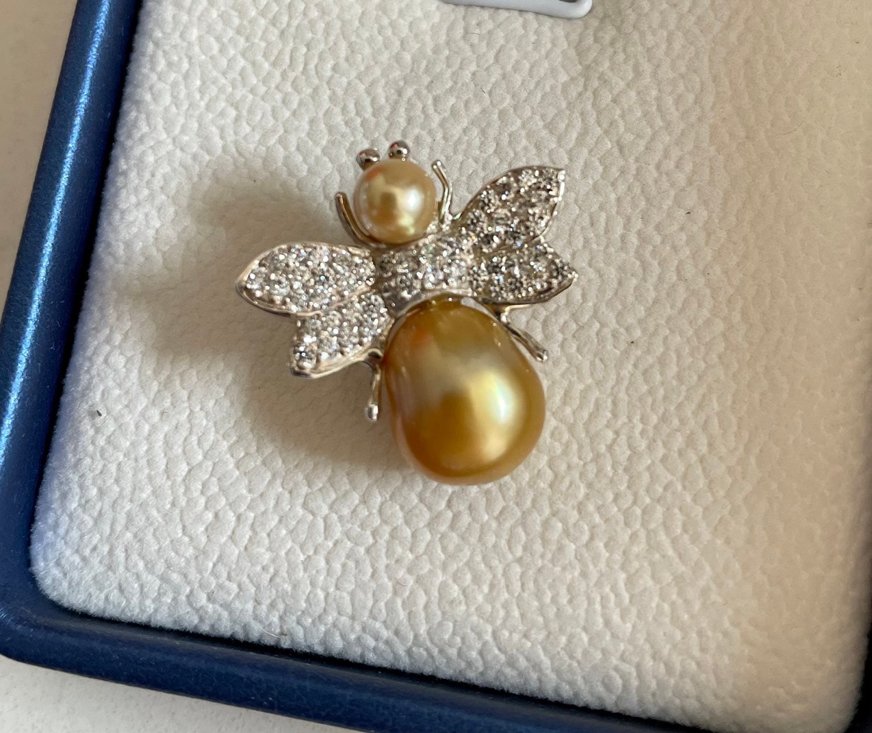 Kẹp áo con ong Ngọc trai Southsea