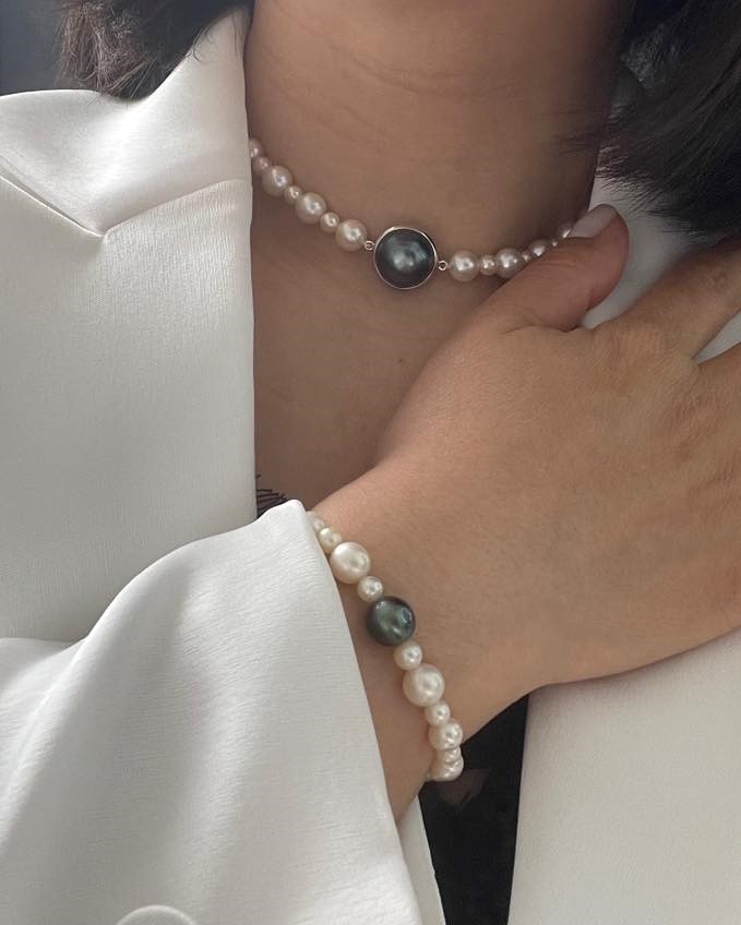 Kết hợp Choker ngọc trai cùng vòng tay ngọc trai là một lựa chọn không tồi