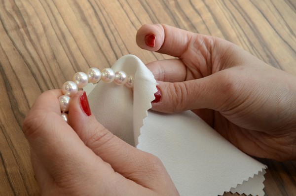 Sau khi đeo, lau ngọc trai bằng một khăn vải cotton mềm.