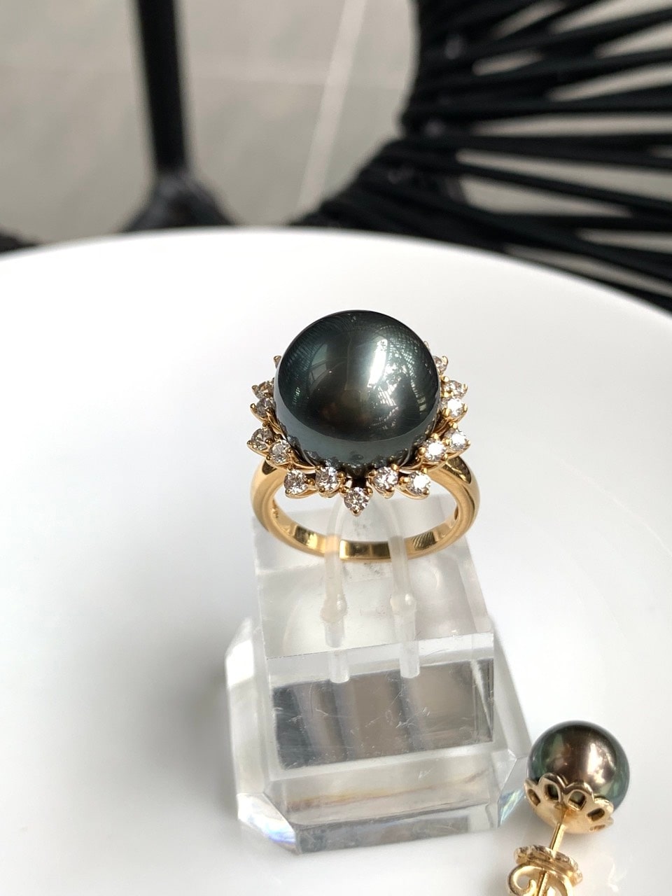 Ngọc trai đen Tahiti là một loại trang sức được yêu thích bởi các quý cô quyến rũ