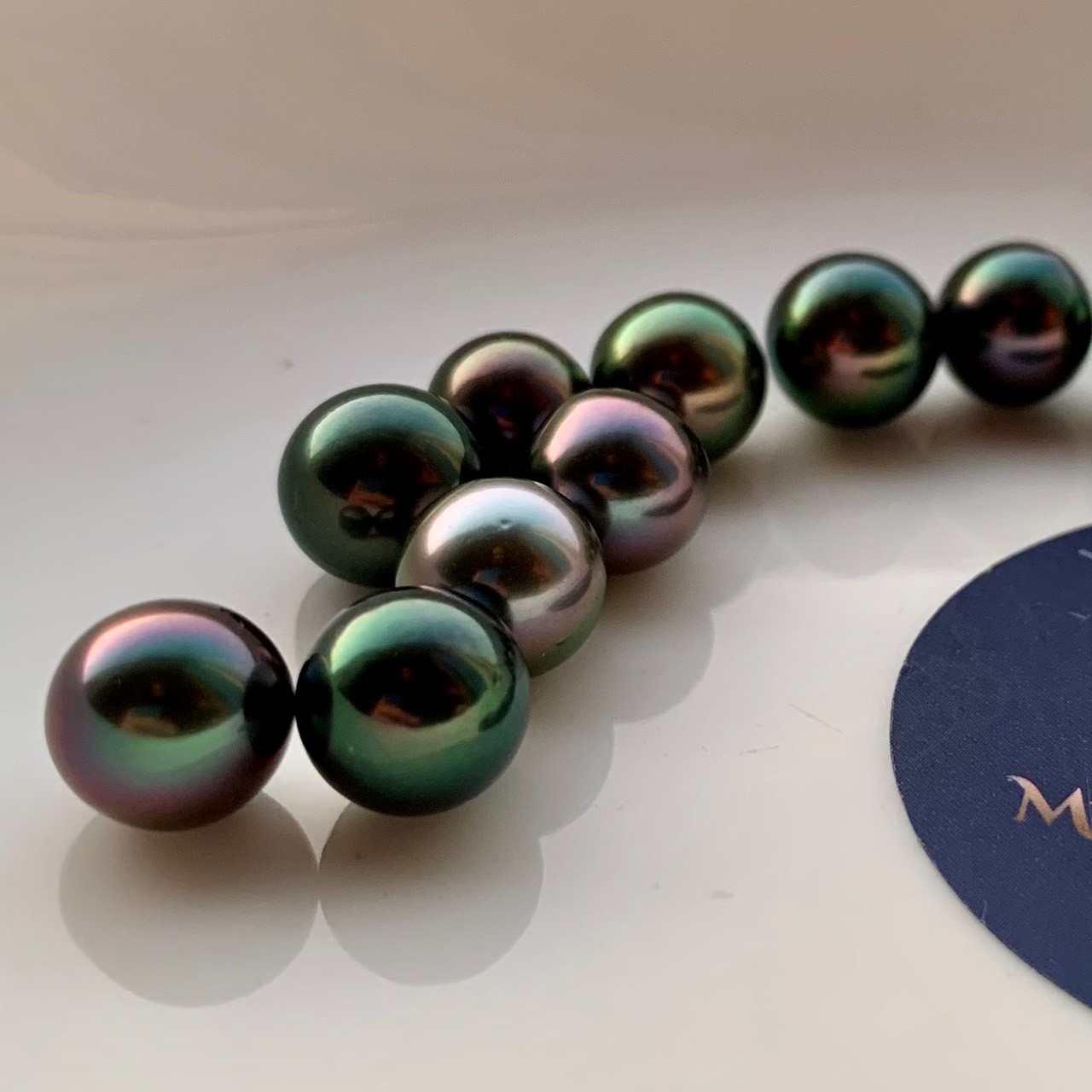 Ngọc trai Tahiti màu đen ánh xanh