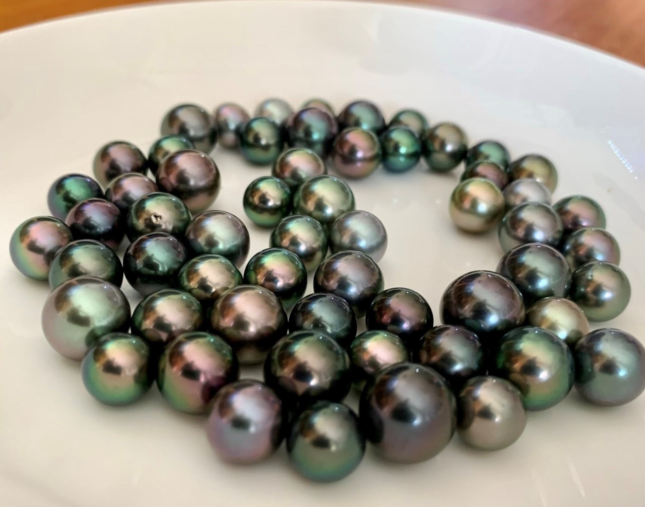 Ngọc trai đen Tahiti phản chiếu ánh sáng ngũ sắc tuyệt đẹp
