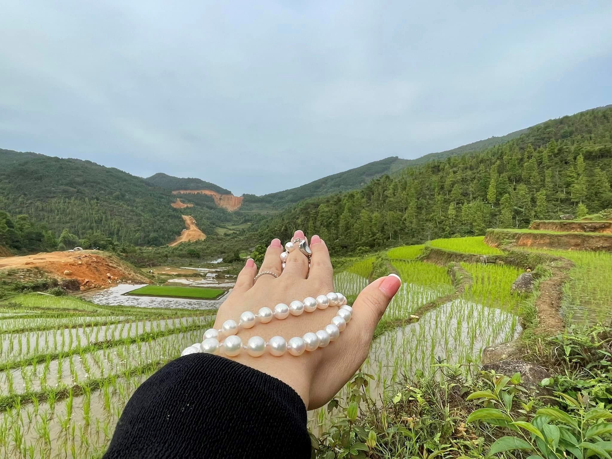 Người ta dễ dàng kết hợp phụ kiện ngọc trai với trang phục khác nhau