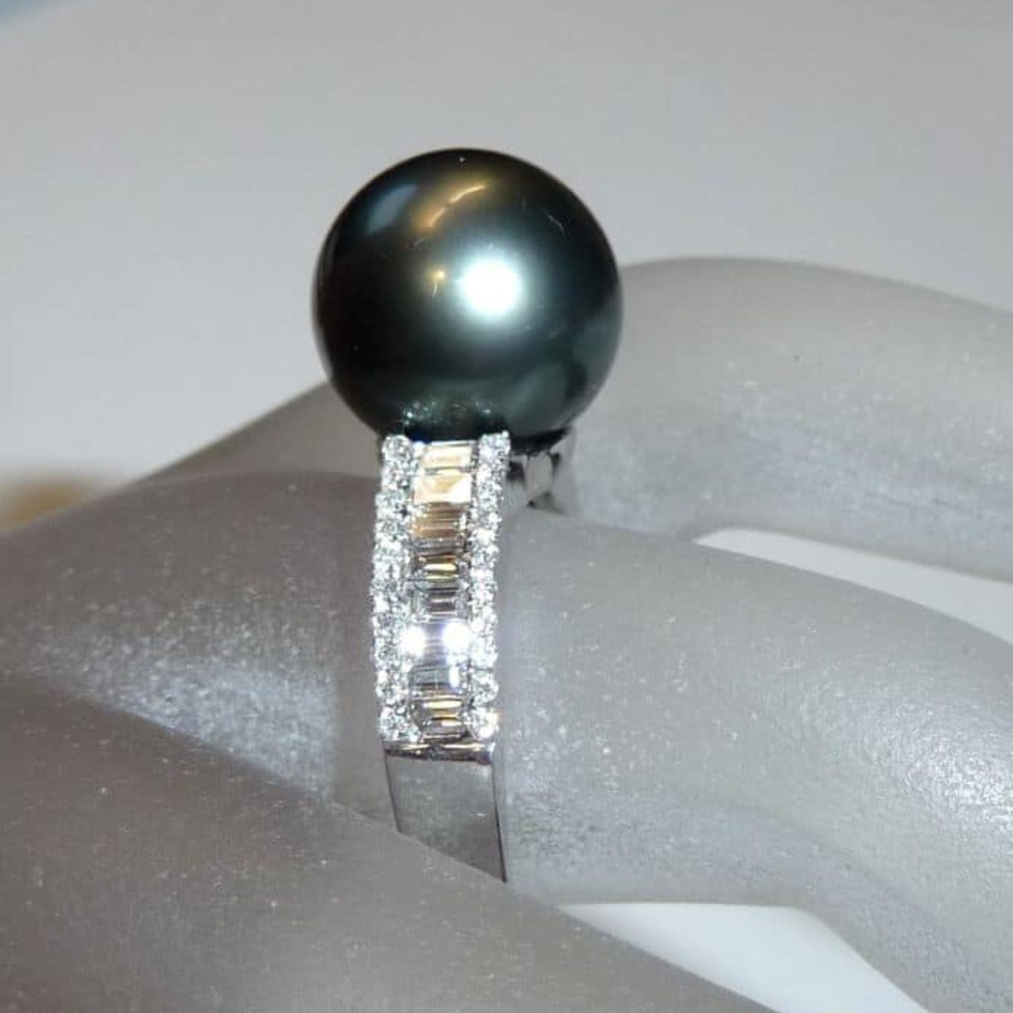 Nhẫn Ngọc Trai Đen Cỡ Lớn Kết Hợp Kim Cương Giác Vuông Và Vàng Trắng