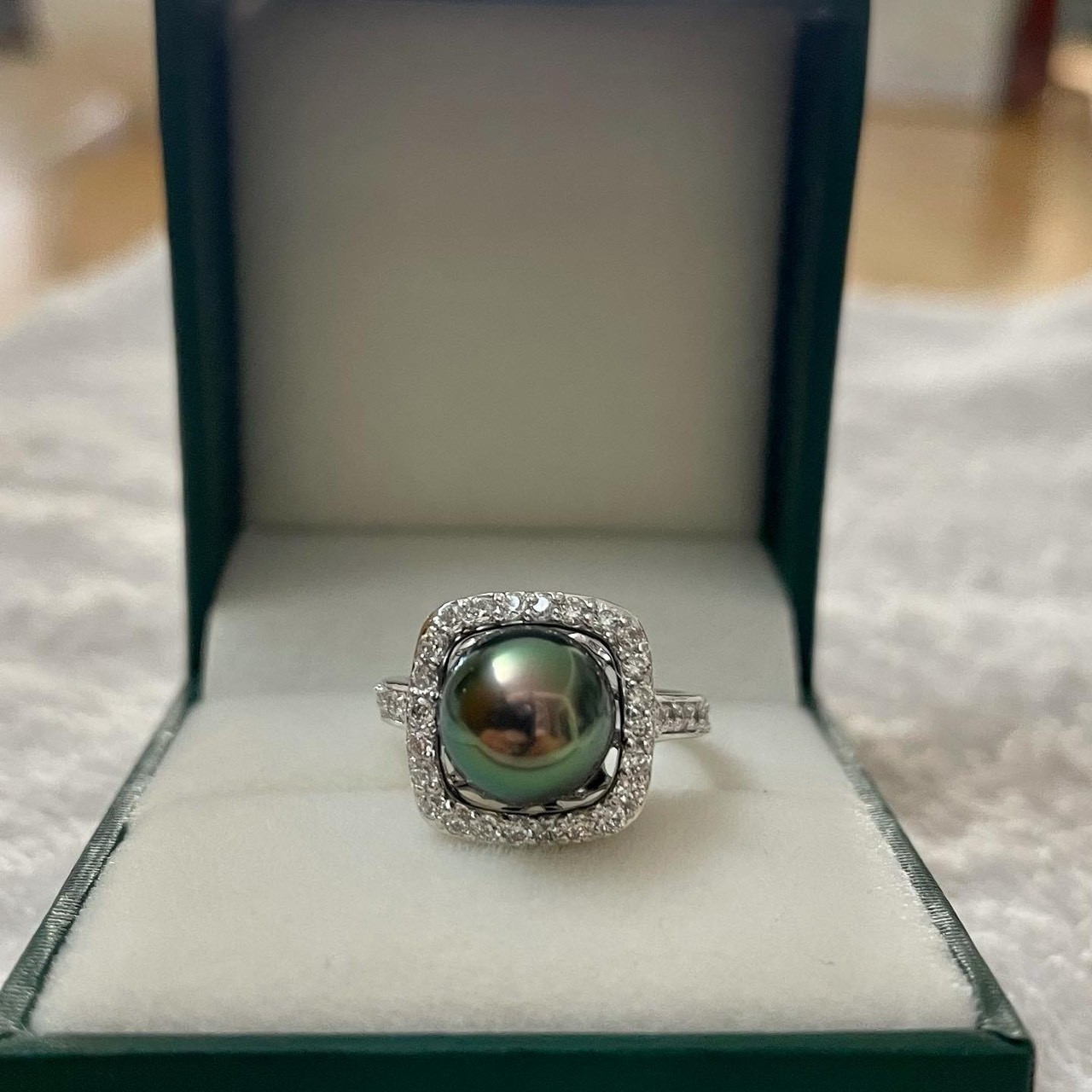 Nhẫn ngọc trai Tahiti ánh lông công kết hợp cùng vàng trắng