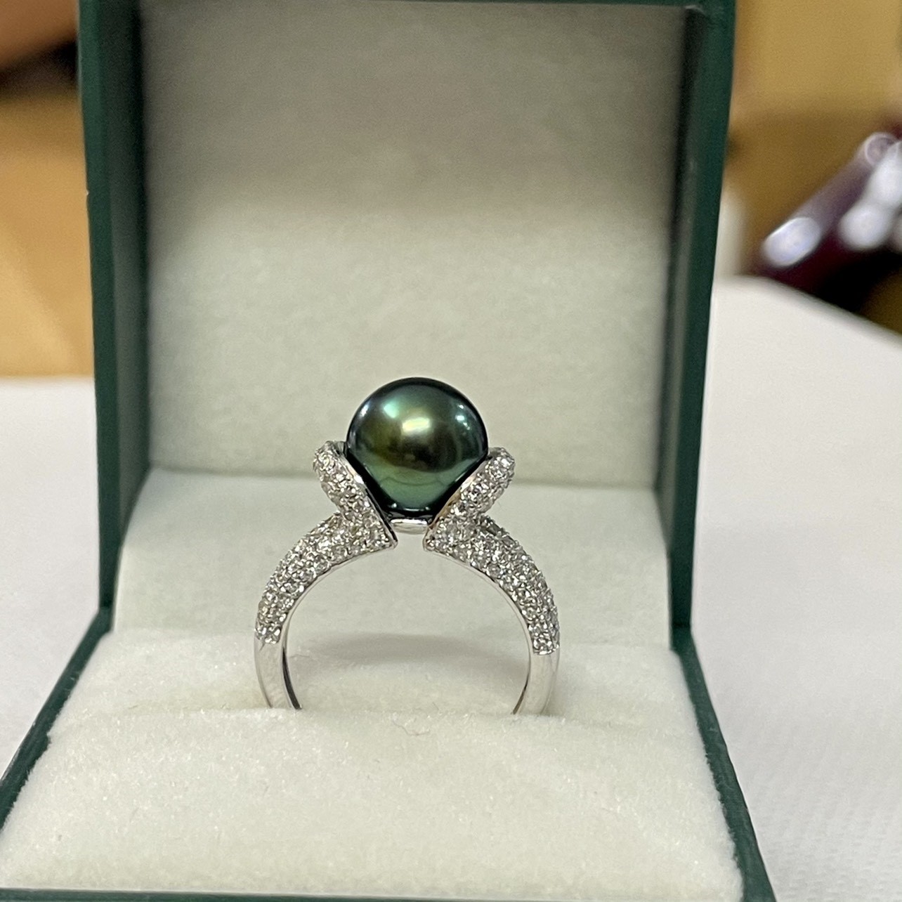 Nhẫn Vàng 14k Gắn Ngọc Trai Đen Tahiti Xanh Lông Công