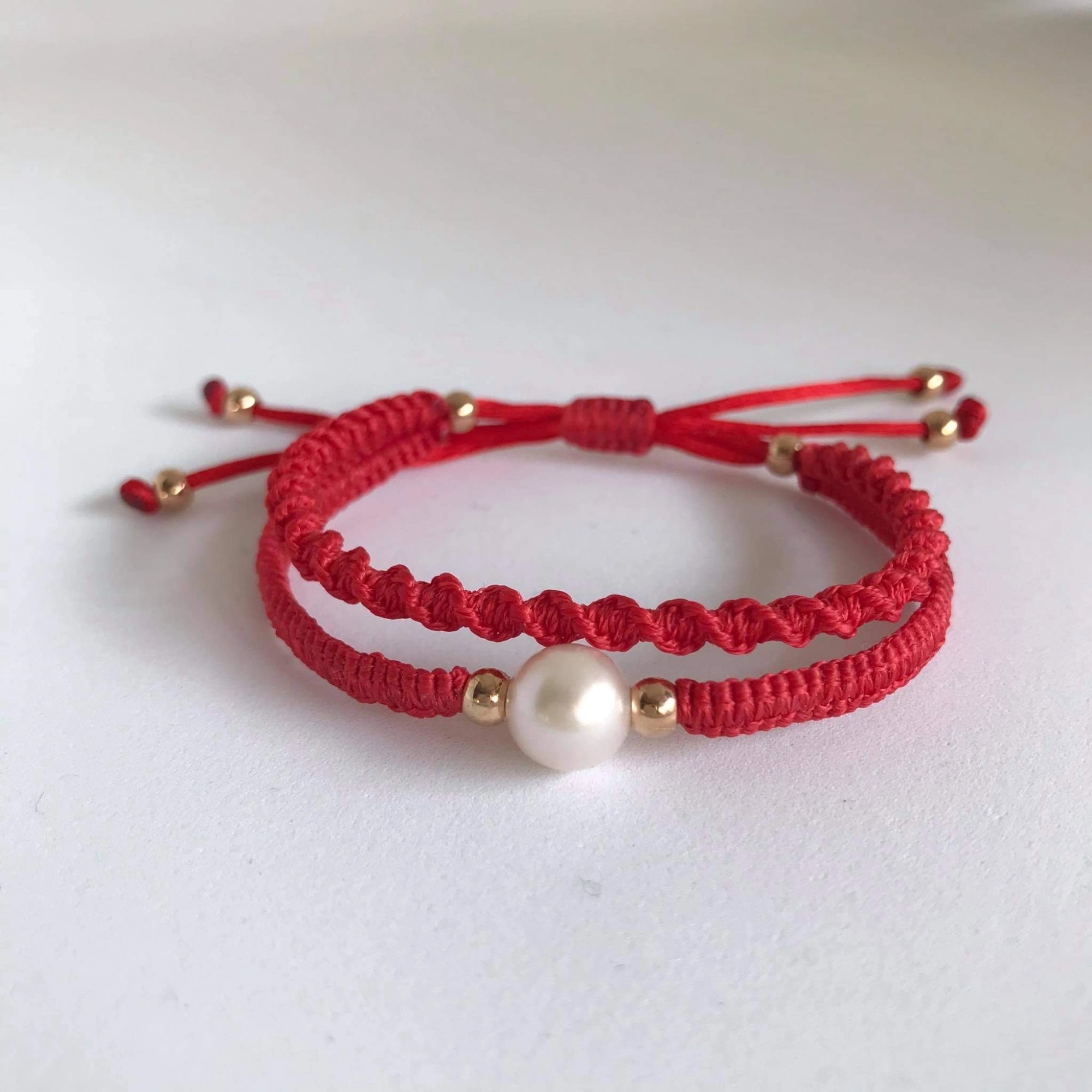 Vòng Tay Ngọc Trai Akoya Trắng Tết Dây Đỏ Thủ Công Màu Đỏ