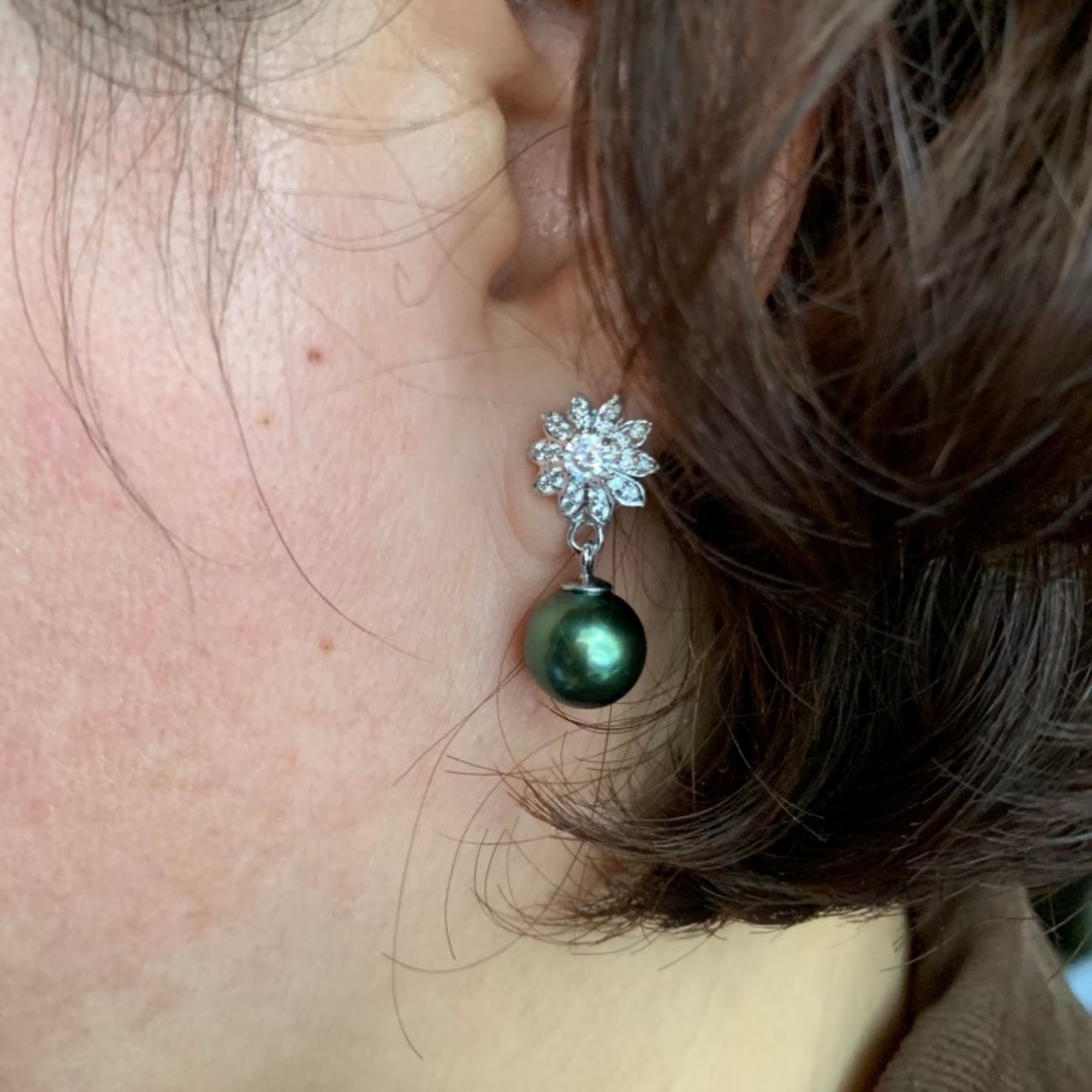 Vẻ đẹp lấp lánh từ ngọc trai Tahiti ánh xanh lông công