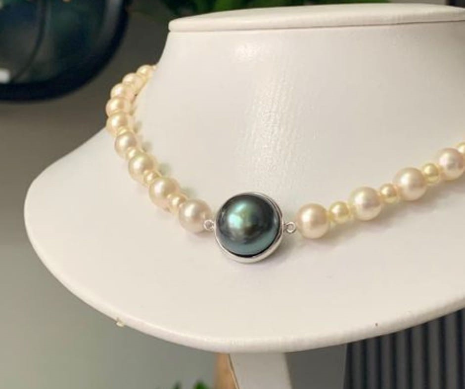 Vòng cổ ngọc trai Akoya trắng với điểm nhấn là ngọc trai Tahiti cỡ lớn