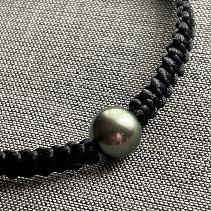 Vòng Tay Ngọc Trai Tết Dây Thủ Công phản ánh phong cách và cá tính của chủ nhân